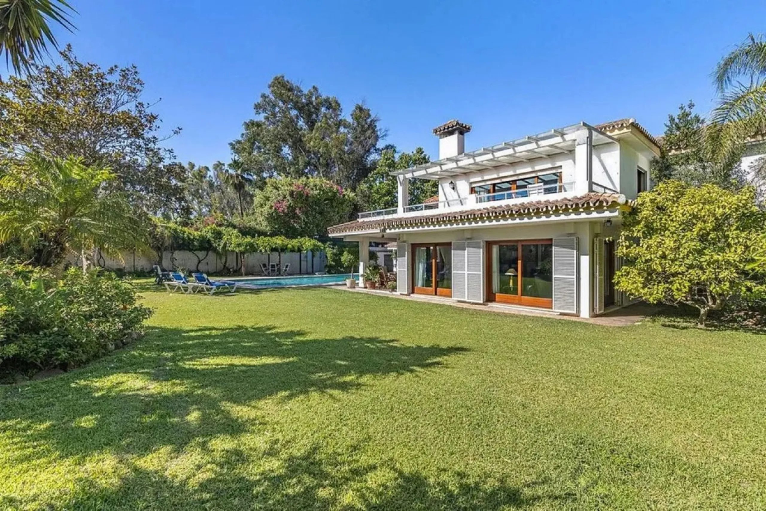Located in the prestigious Villacana – Costalita – Saladillo area, this independent villa offers the perfect blend of space, comfort, and Mediterranean lifestyle.