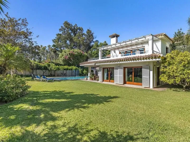 Located in the prestigious Villacana – Costalita – Saladillo area, this independent villa offers the perfect blend of space, comfort, and Mediterranean lifestyle.