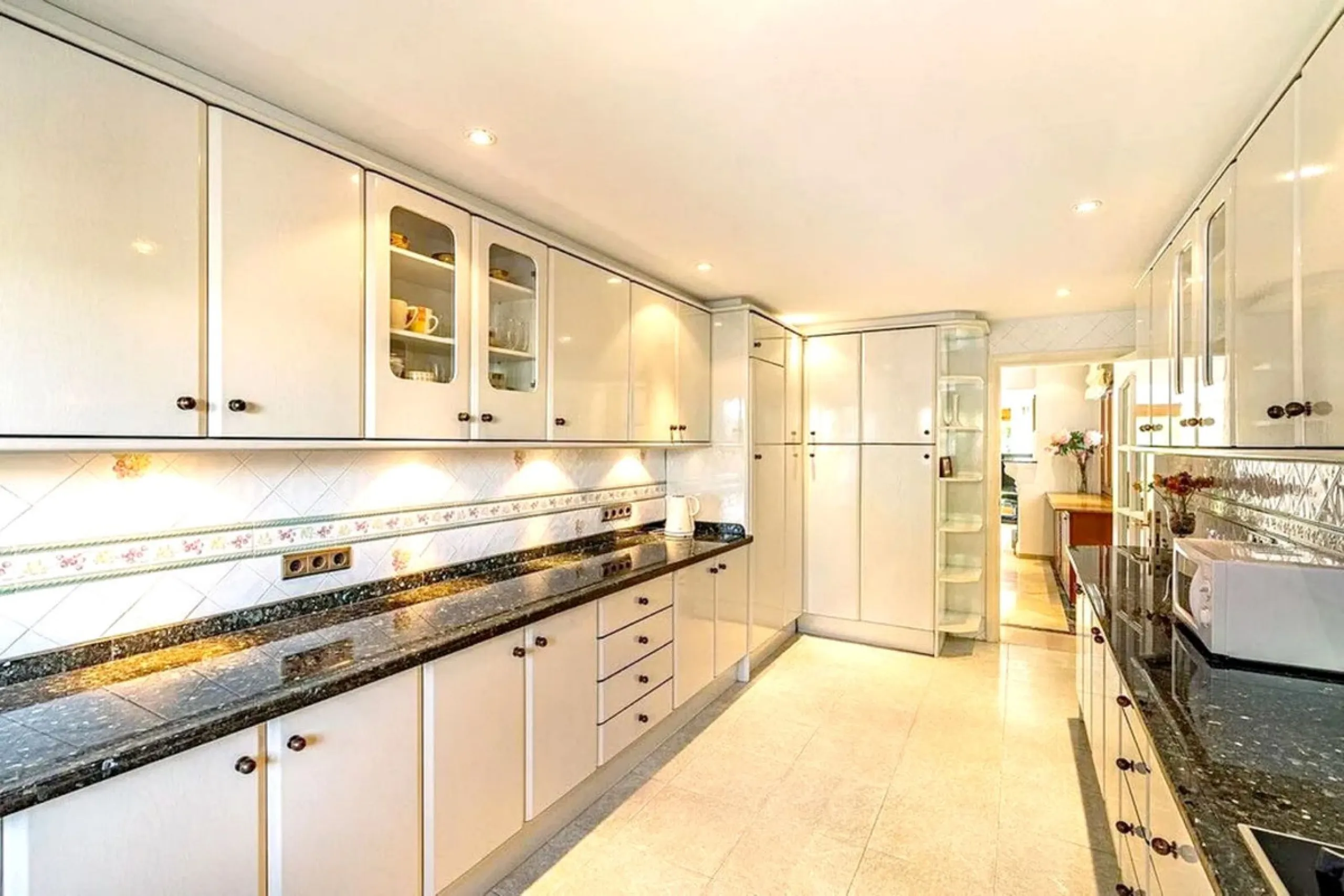Located in the prestigious Villacana – Costalita – Saladillo area, this independent villa offers the perfect blend of space, comfort, and Mediterranean lifestyle.
