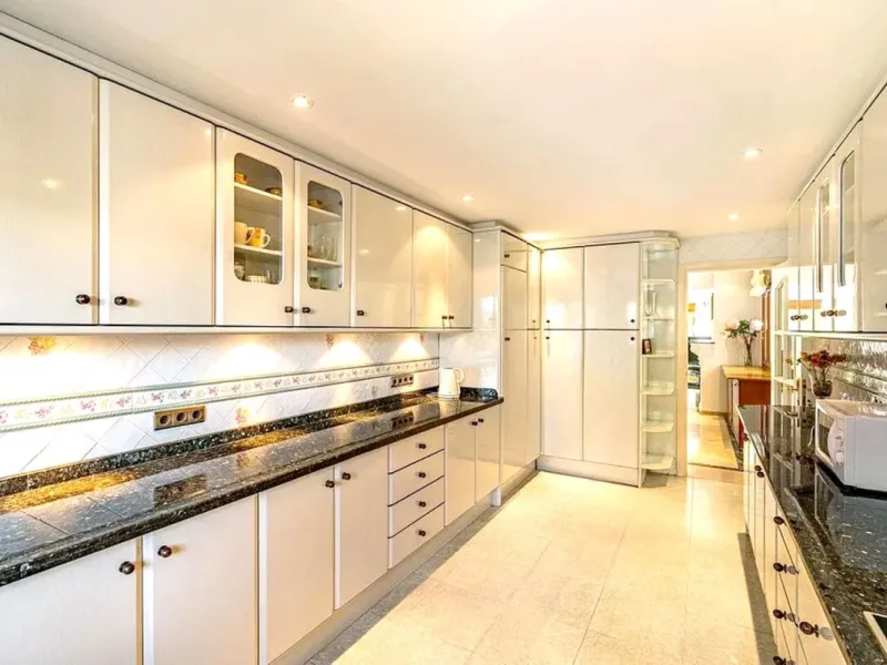 Located in the prestigious Villacana – Costalita – Saladillo area, this independent villa offers the perfect blend of space, comfort, and Mediterranean lifestyle.
