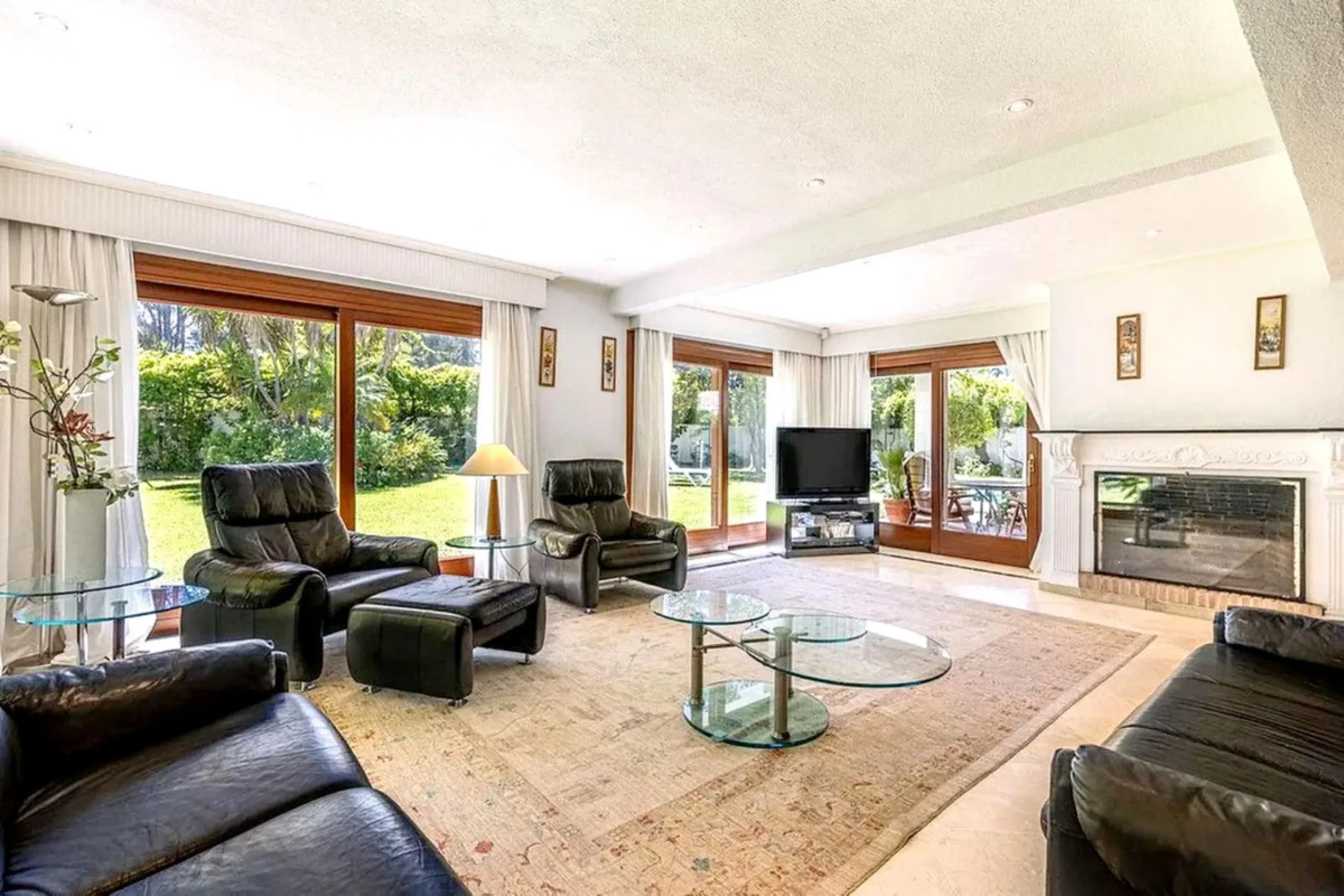 Located in the prestigious Villacana – Costalita – Saladillo area, this independent villa offers the perfect blend of space, comfort, and Mediterranean lifestyle.