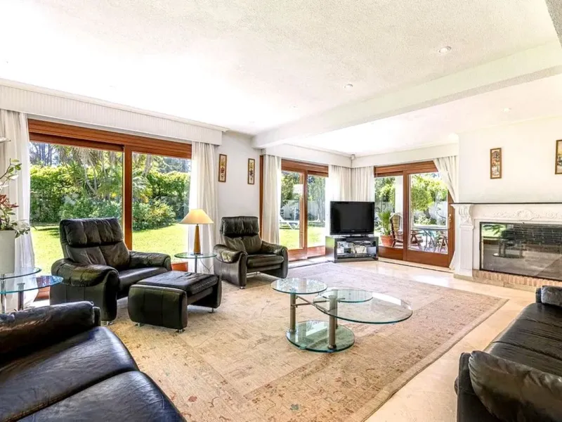 Located in the prestigious Villacana – Costalita – Saladillo area, this independent villa offers the perfect blend of space, comfort, and Mediterranean lifestyle.