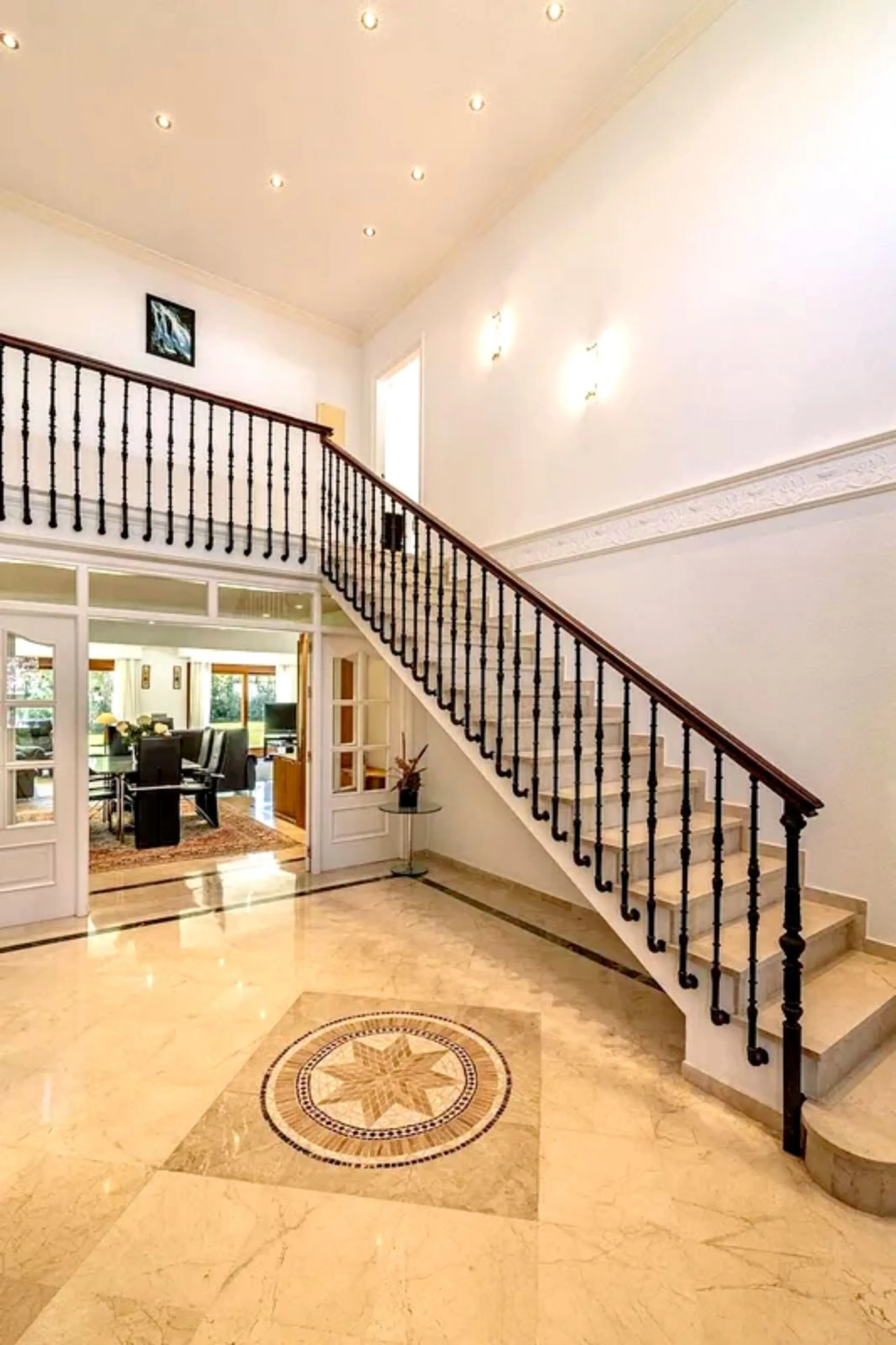 Located in the prestigious Villacana – Costalita – Saladillo area, this independent villa offers the perfect blend of space, comfort, and Mediterranean lifestyle.
