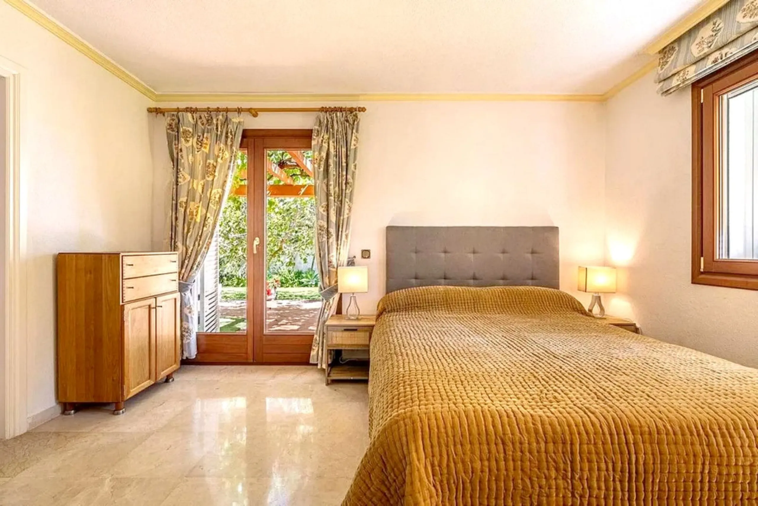 Located in the prestigious Villacana – Costalita – Saladillo area, this independent villa offers the perfect blend of space, comfort, and Mediterranean lifestyle.