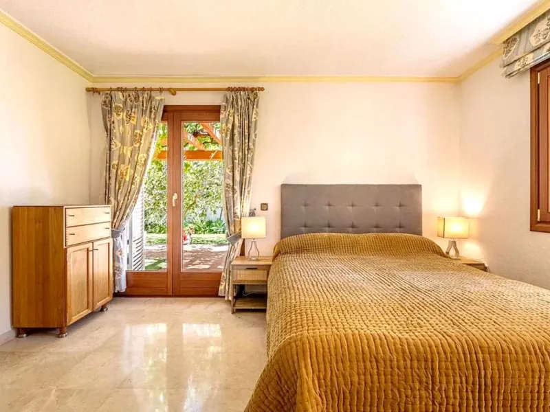 Located in the prestigious Villacana – Costalita – Saladillo area, this independent villa offers the perfect blend of space, comfort, and Mediterranean lifestyle.