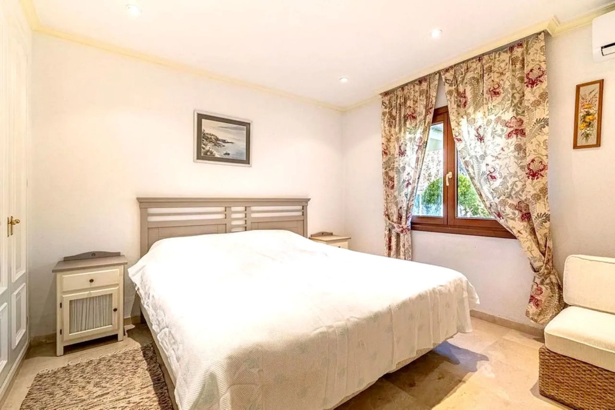Located in the prestigious Villacana – Costalita – Saladillo area, this independent villa offers the perfect blend of space, comfort, and Mediterranean lifestyle.