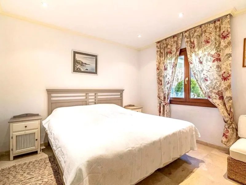 Located in the prestigious Villacana – Costalita – Saladillo area, this independent villa offers the perfect blend of space, comfort, and Mediterranean lifestyle.