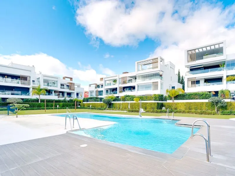 Located within the sought-after gated community of Miradores del Sol, this attractive property enjoys a prime position in Cancelada, just minutes from the beach, shops, restaurants, and everyday amenities. It offers a comfortable and well-designed living 