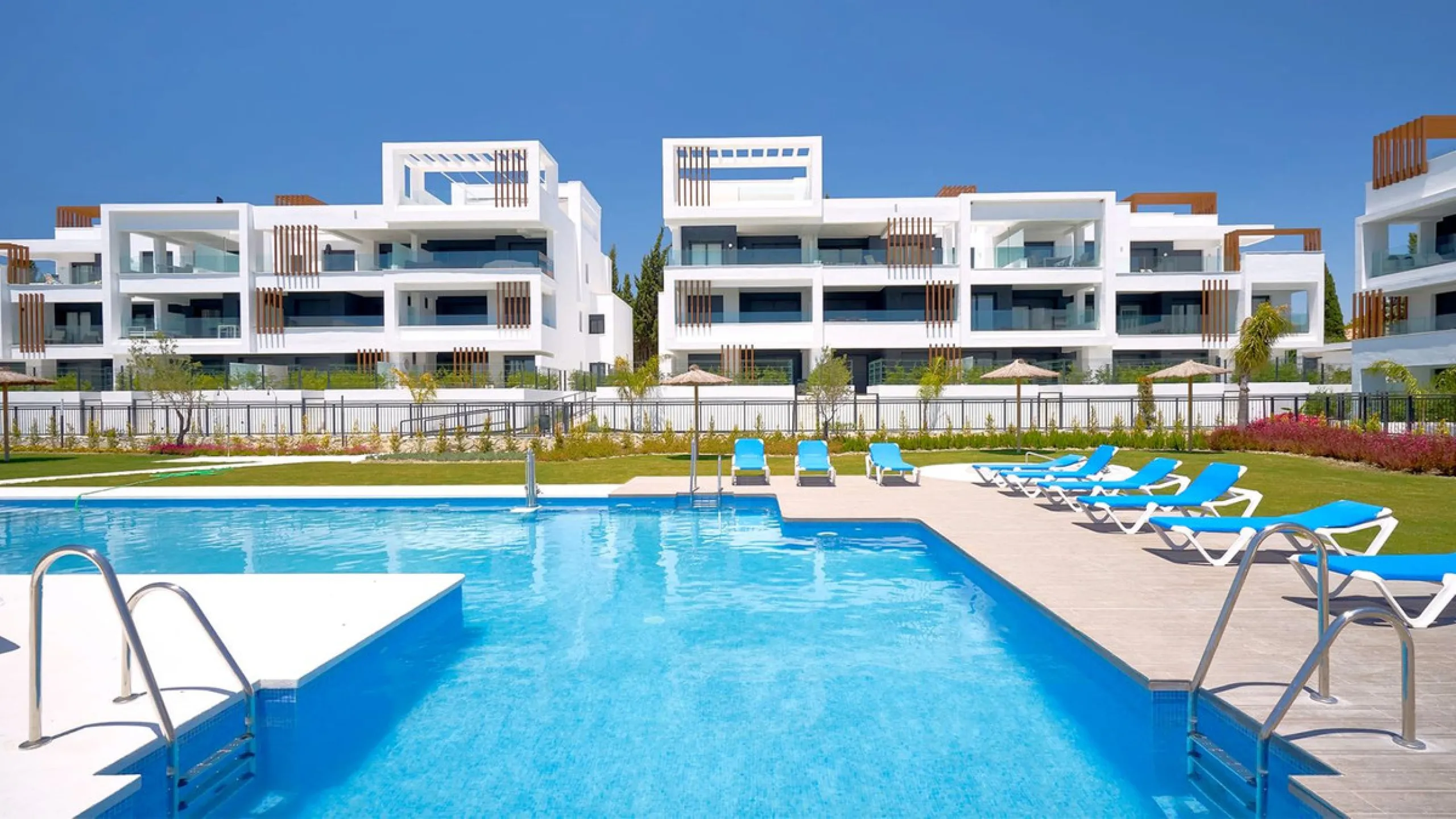 Located within the sought-after gated community of Miradores del Sol, this attractive property enjoys a prime position in Cancelada, just minutes from the beach, shops, restaurants, and everyday amenities. It offers a comfortable and well-designed living 