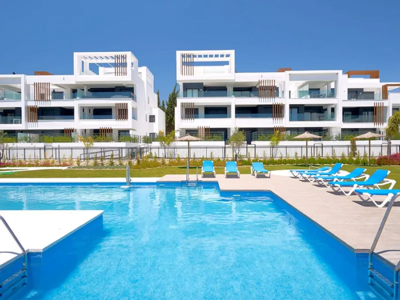 Located within the sought-after gated community of Miradores del Sol, this attractive property enjoys a prime position in Cancelada, just minutes from the beach, shops, restaurants, and everyday amenities. It offers a comfortable and well-designed living 
