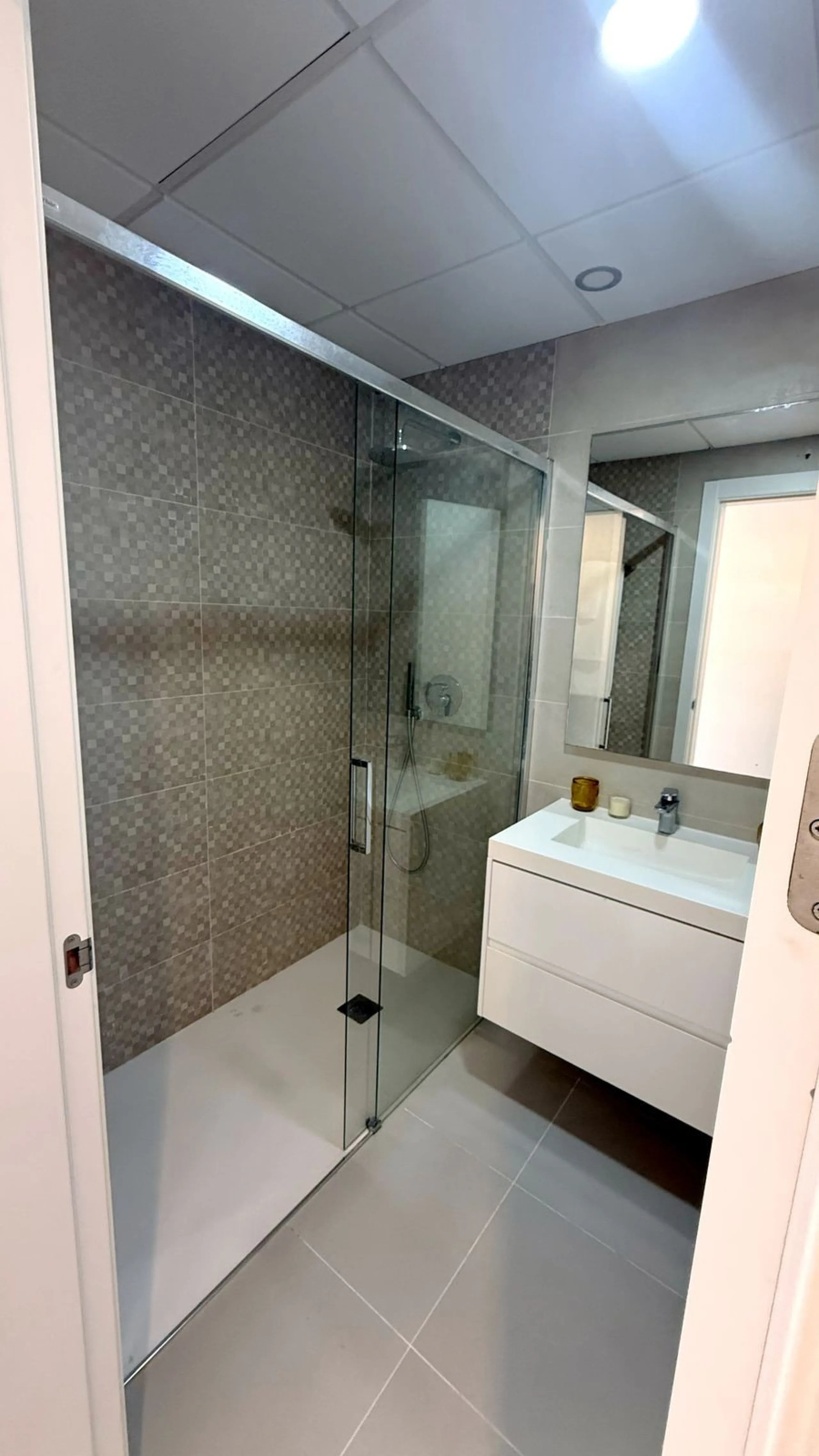 Located within the sought-after gated community of Miradores del Sol, this attractive property enjoys a prime position in Cancelada, just minutes from the beach, shops, restaurants, and everyday amenities. It offers a comfortable and well-designed living 