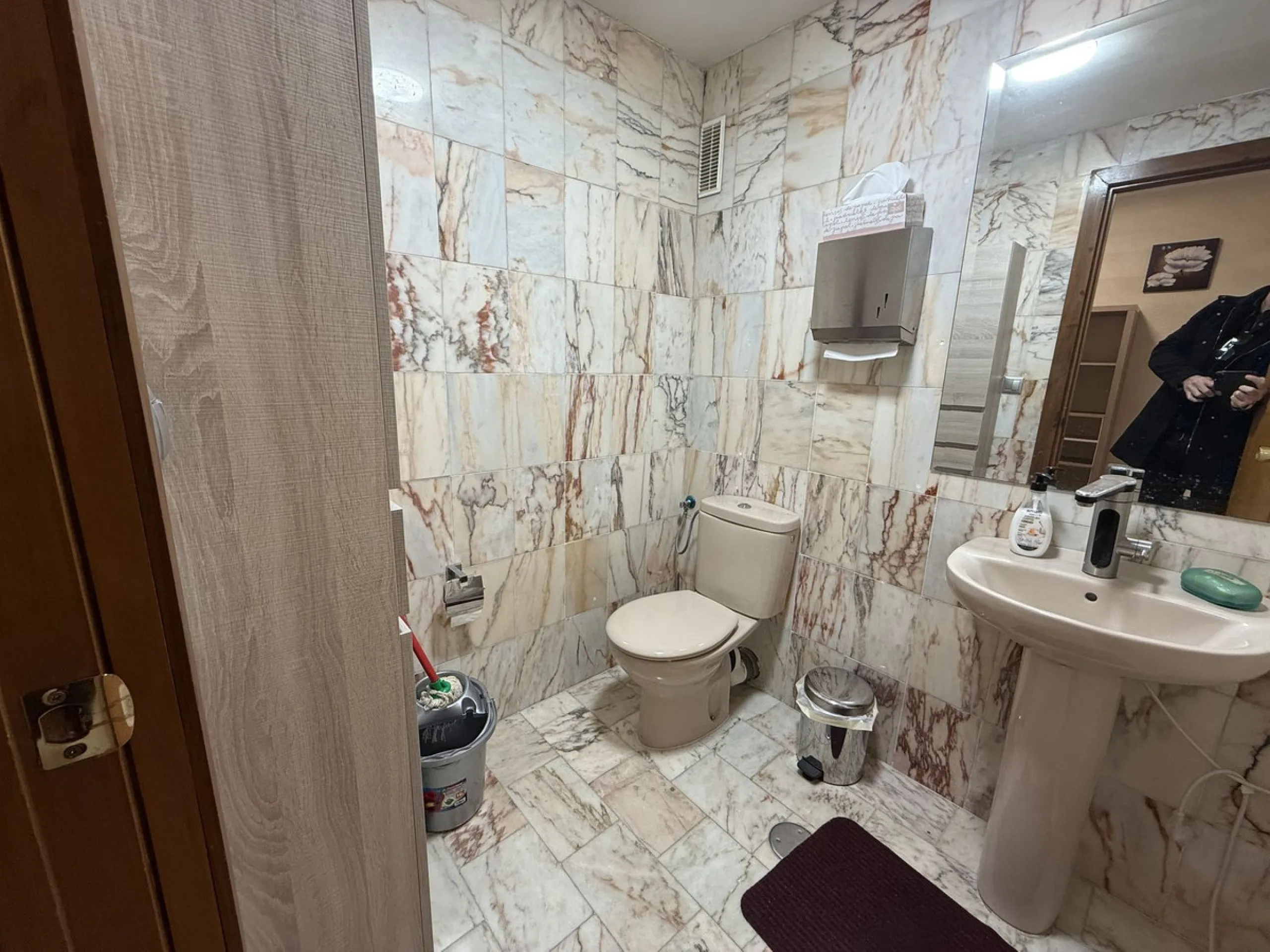 Commercial - Office в продаже в Marbella, Málaga. В доме 3 спален и 1 ванных комнат. Площадь дома 85 м²
