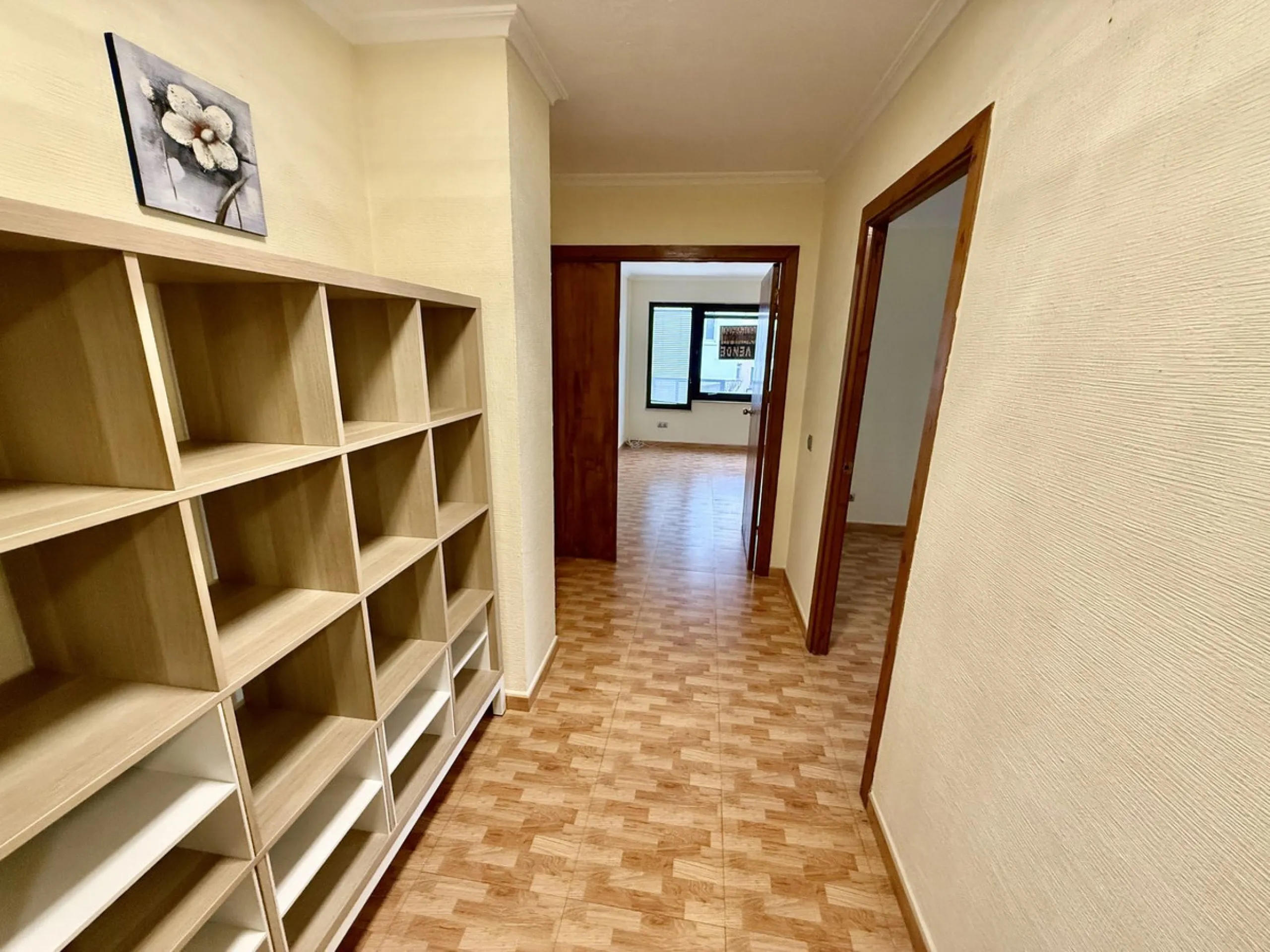 Commercial - Office в продаже в Marbella, Málaga. В доме 3 спален и 1 ванных комнат. Площадь дома 85 м²