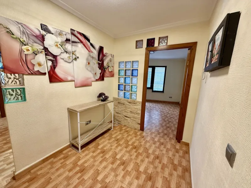 Commercial - Office в продаже в Marbella, Málaga. В доме 3 спален и 1 ванных комнат. Площадь дома 85 м²