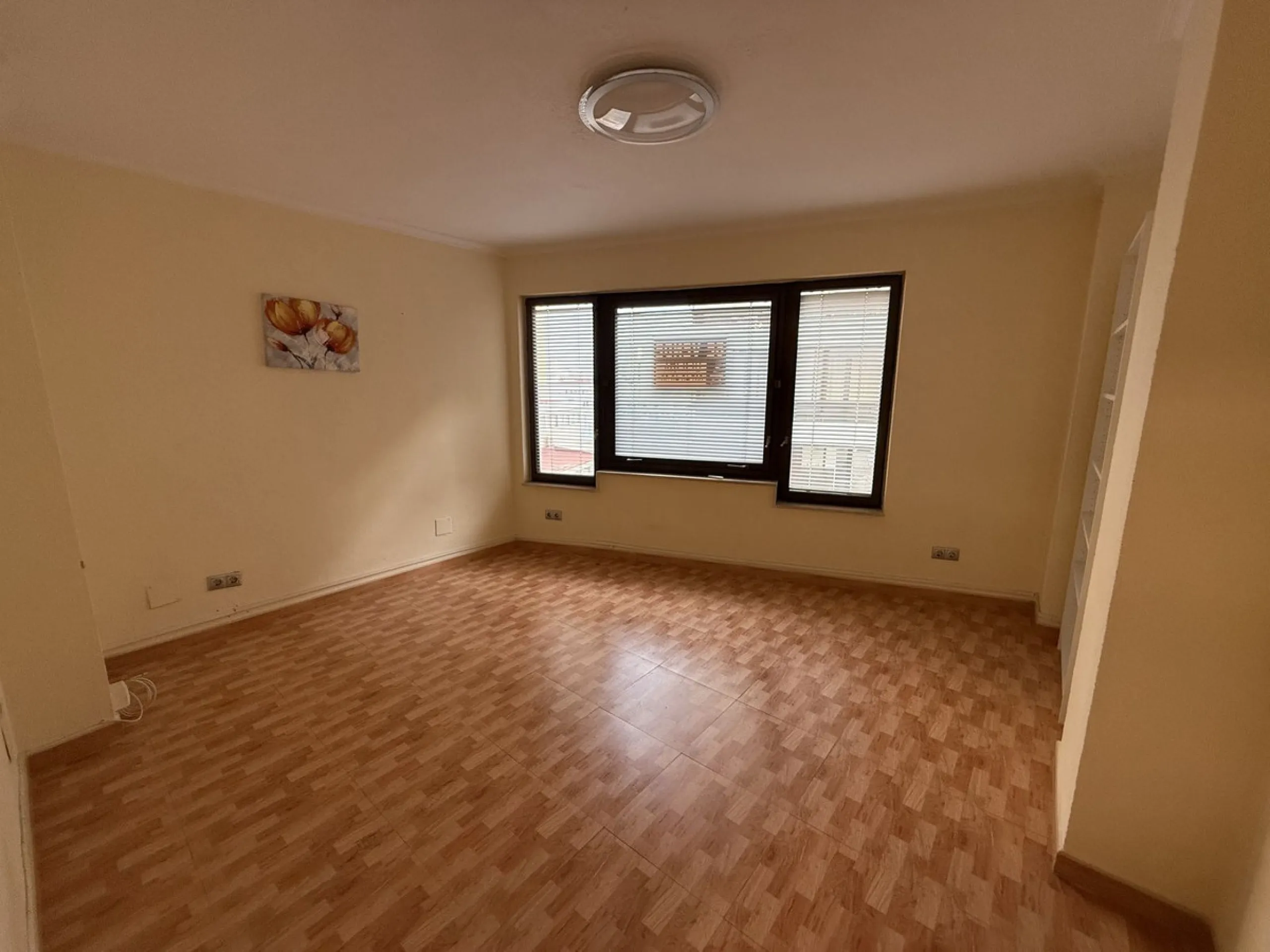 Commercial - Office в продаже в Marbella, Málaga. В доме 3 спален и 1 ванных комнат. Площадь дома 85 м²