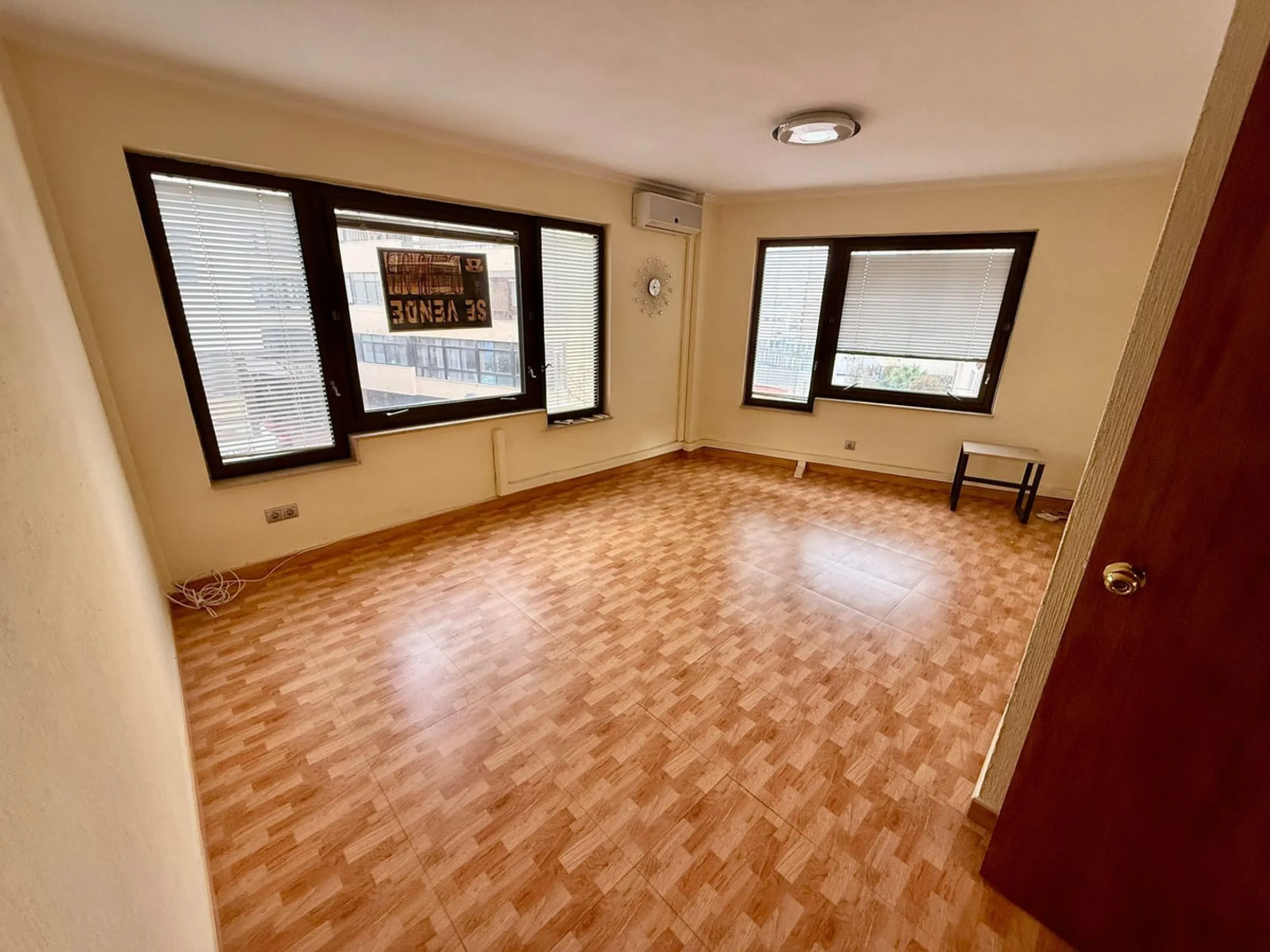 Commercial - Office в продаже в Marbella, Málaga. В доме 3 спален и 1 ванных комнат. Площадь дома 85 м²