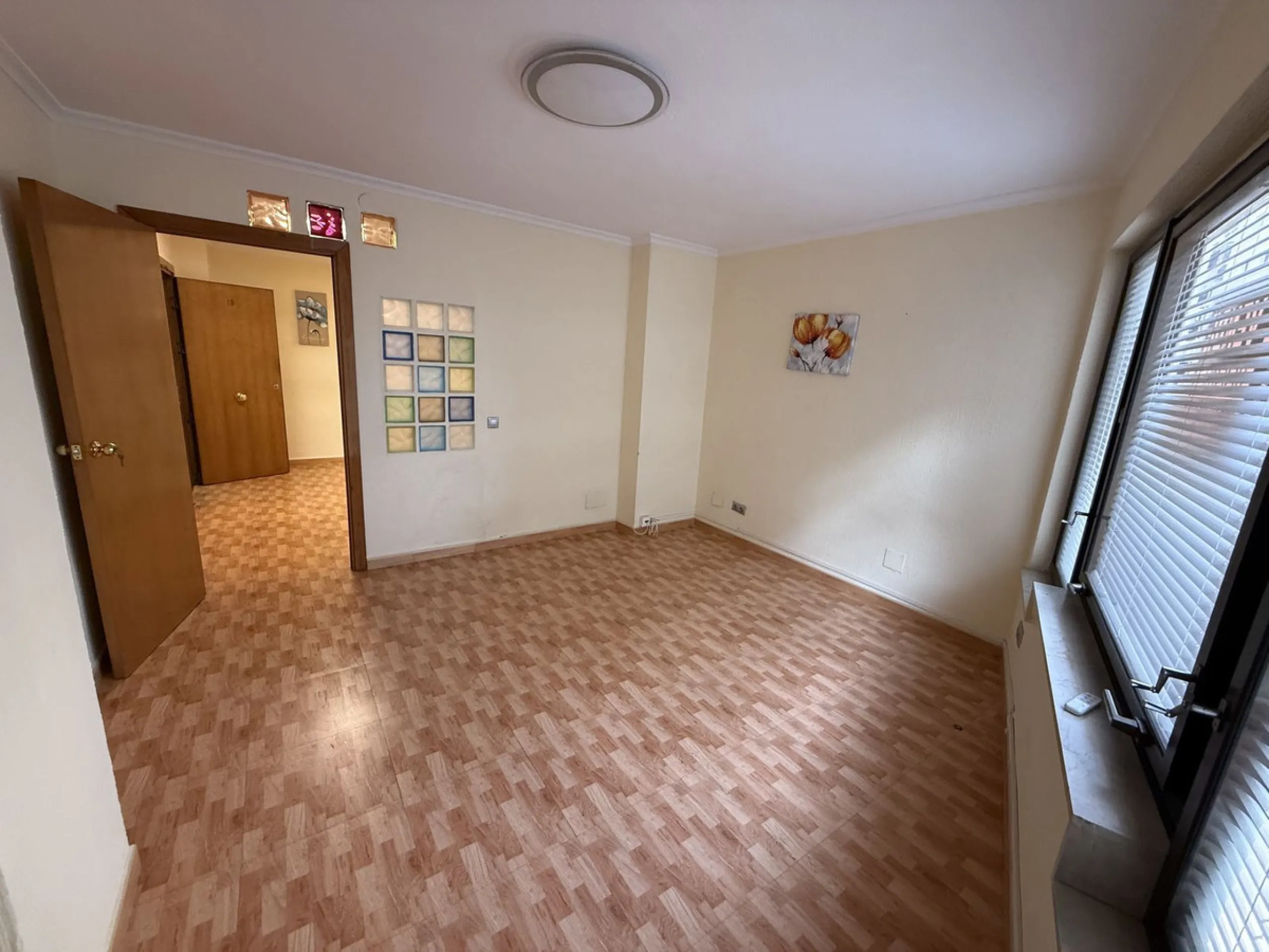 Commercial - Office в продаже в Marbella, Málaga. В доме 3 спален и 1 ванных комнат. Площадь дома 85 м²