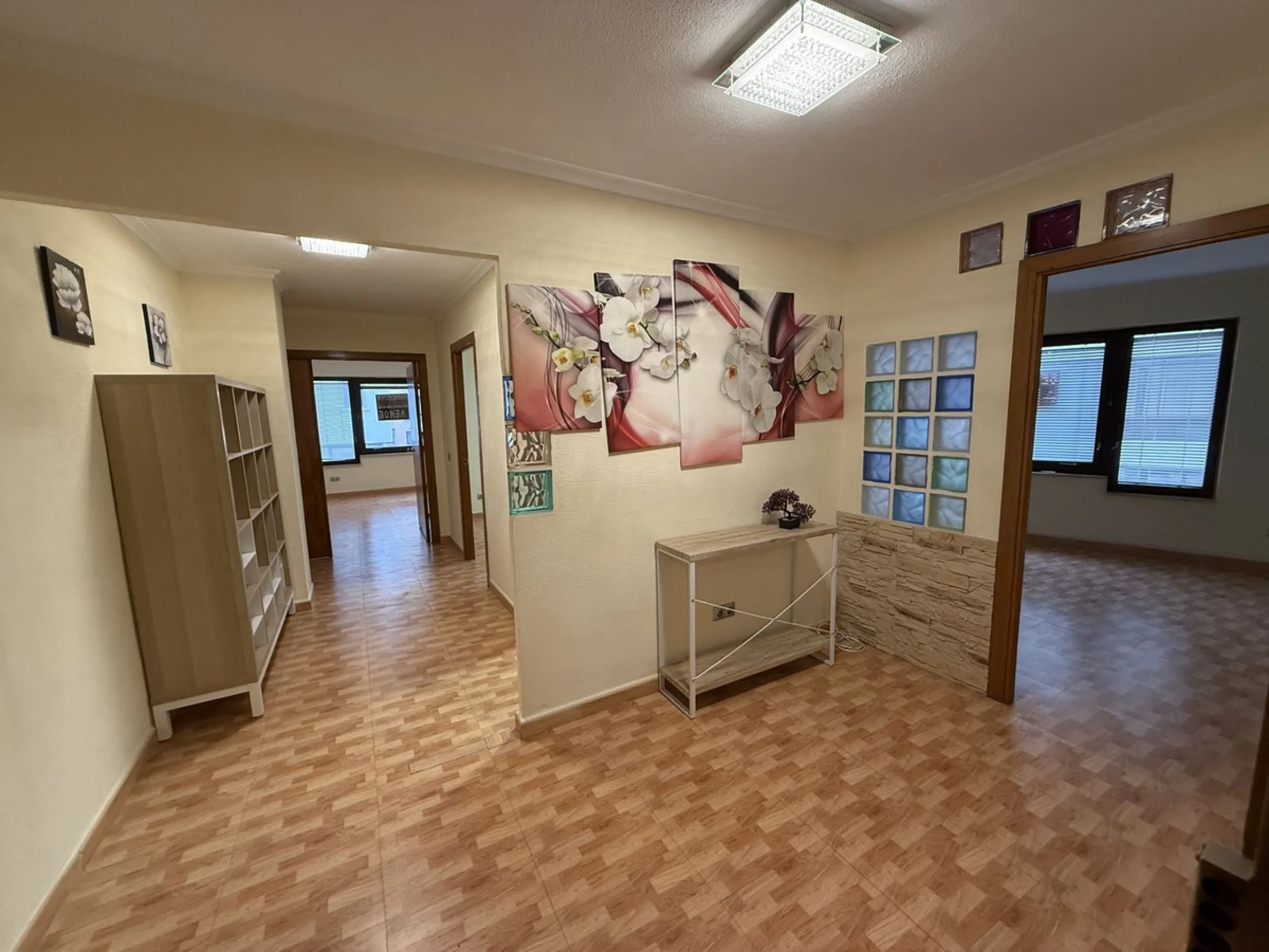 Commercial - Office в продаже в Marbella, Málaga. В доме 3 спален и 1 ванных комнат. Площадь дома 85 м²