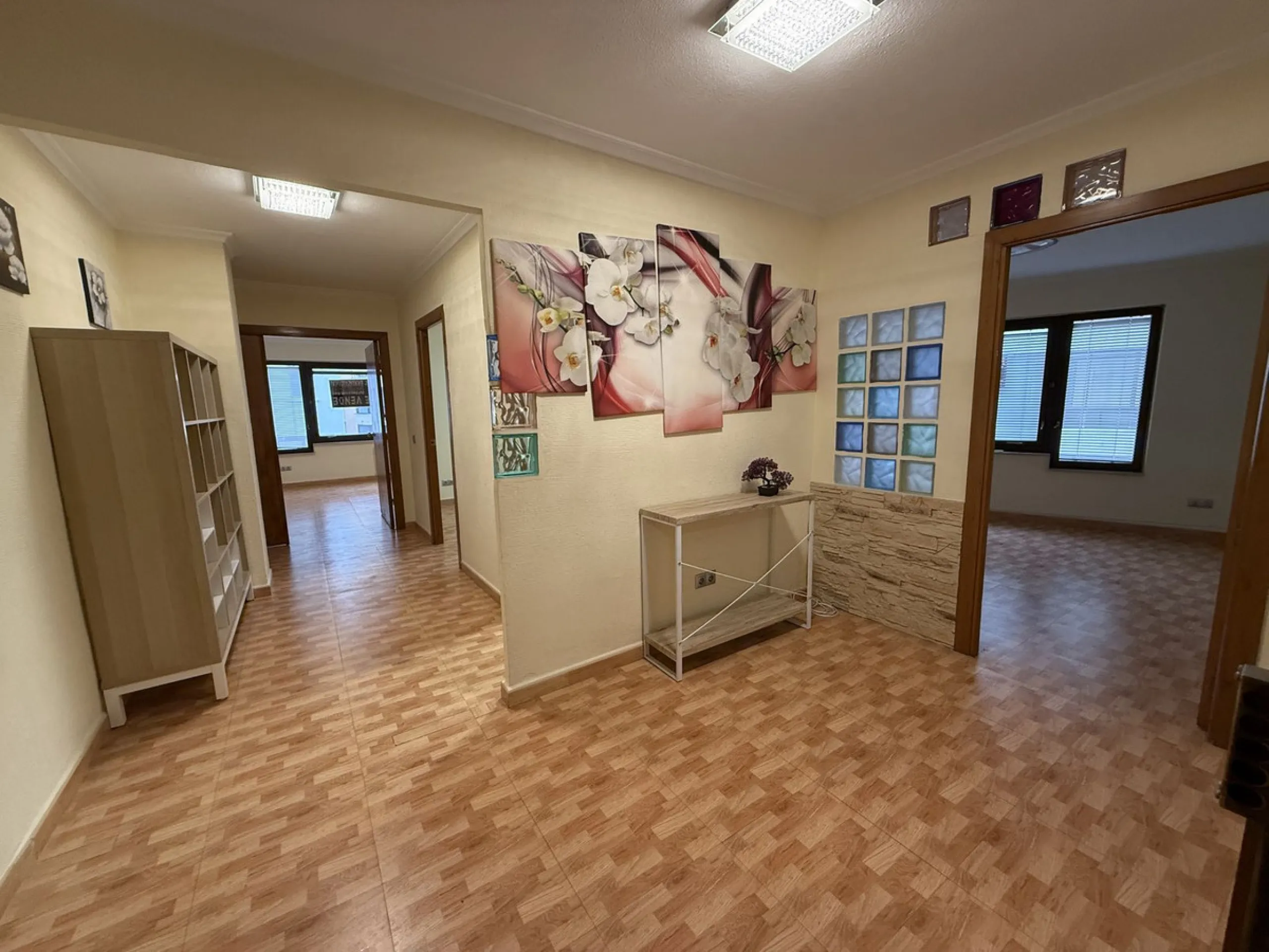 Commercial - Office в продаже в Marbella, Málaga. В доме 3 спален и 1 ванных комнат. Площадь дома 85 м²