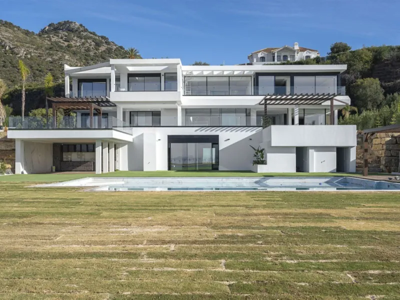 In the exclusive gated community of Benahavis, Marbella Club Golf Resort, stands a newly built contemporary villa offering captivating sea views. Boasting 24-hour security, a golf course, restaurant, and an equestrian center, this residence is crafted wit