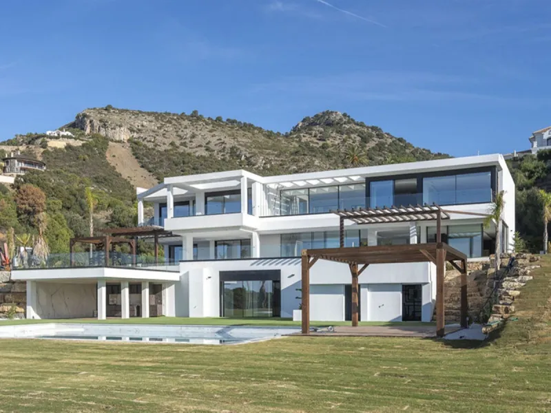 House - Detached Villa в продаже в Benahavís, Málaga. В доме 5 спален и 6 ванных комнат. Площадь дома 1174 м². Площадь участка 4681 м²