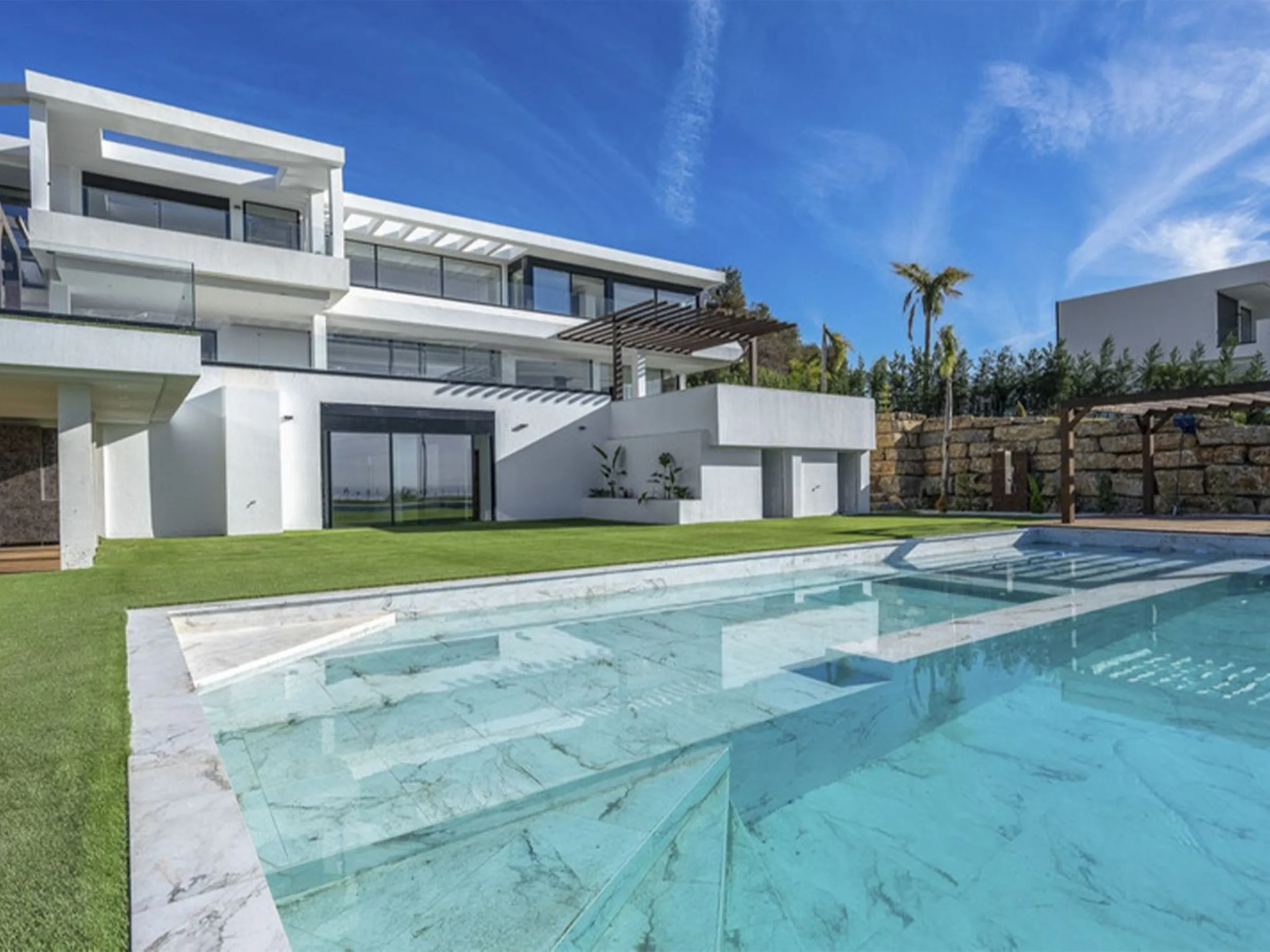 House - Detached Villa в продаже в Benahavís, Málaga. В доме 5 спален и 6 ванных комнат. Площадь дома 1174 м². Площадь участка 4681 м²