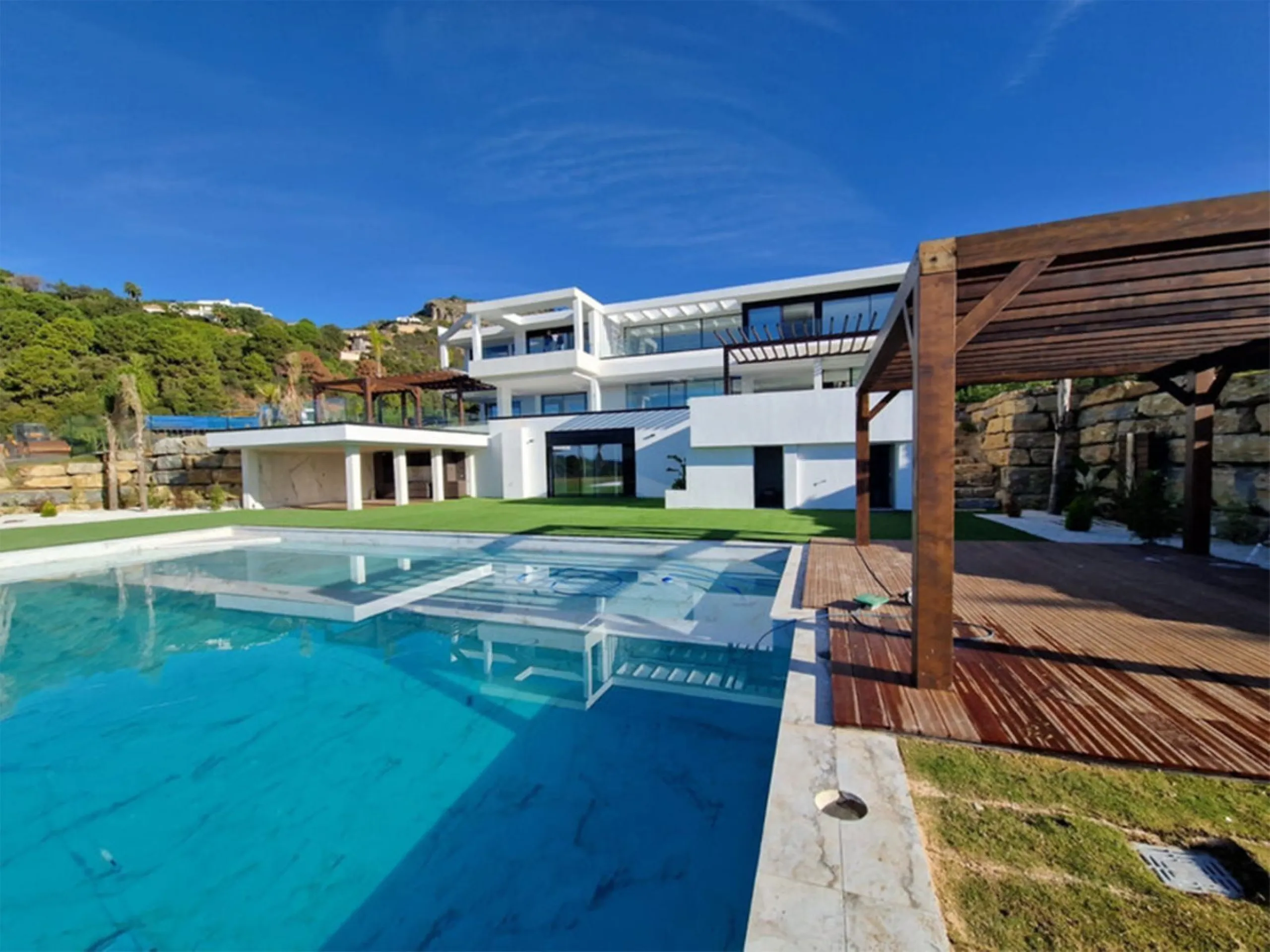 House - Detached Villa в продаже в Benahavís, Málaga. В доме 5 спален и 6 ванных комнат. Площадь дома 1174 м². Площадь участка 4681 м²