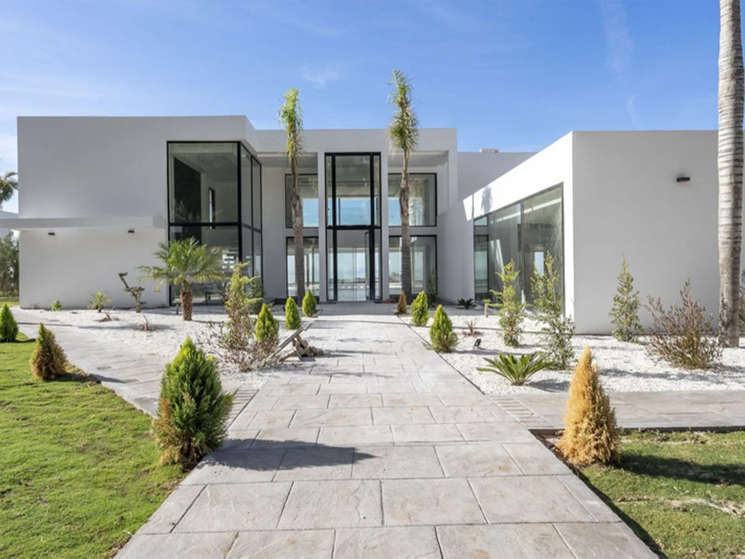 House - Detached Villa в продаже в Benahavís, Málaga. В доме 5 спален и 6 ванных комнат. Площадь дома 1174 м². Площадь участка 4681 м²