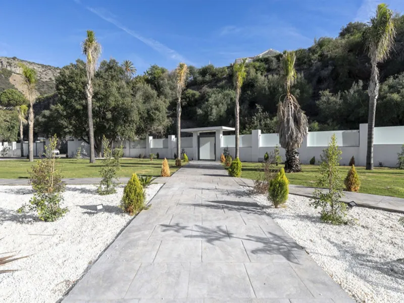 House - Detached Villa в продаже в Benahavís, Málaga. В доме 5 спален и 6 ванных комнат. Площадь дома 1174 м². Площадь участка 4681 м²