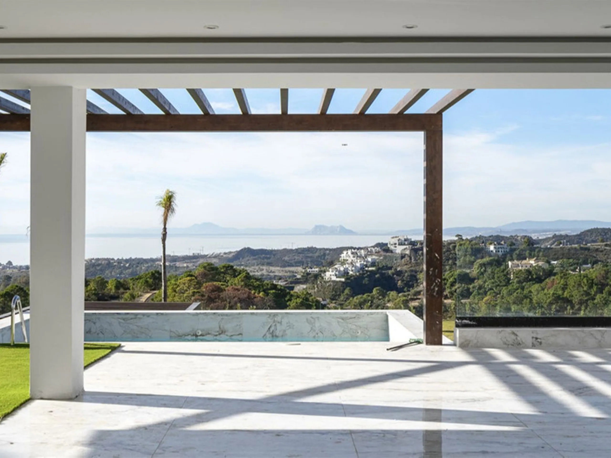 House - Detached Villa в продаже в Benahavís, Málaga. В доме 5 спален и 6 ванных комнат. Площадь дома 1174 м². Площадь участка 4681 м²