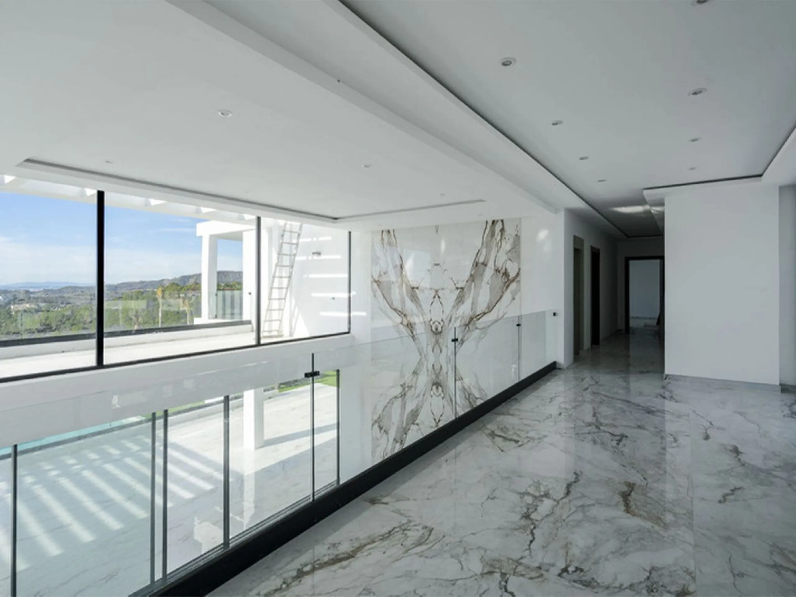 House - Detached Villa в продаже в Benahavís, Málaga. В доме 5 спален и 6 ванных комнат. Площадь дома 1174 м². Площадь участка 4681 м²
