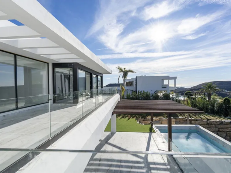 House - Detached Villa в продаже в Benahavís, Málaga. В доме 5 спален и 6 ванных комнат. Площадь дома 1174 м². Площадь участка 4681 м²