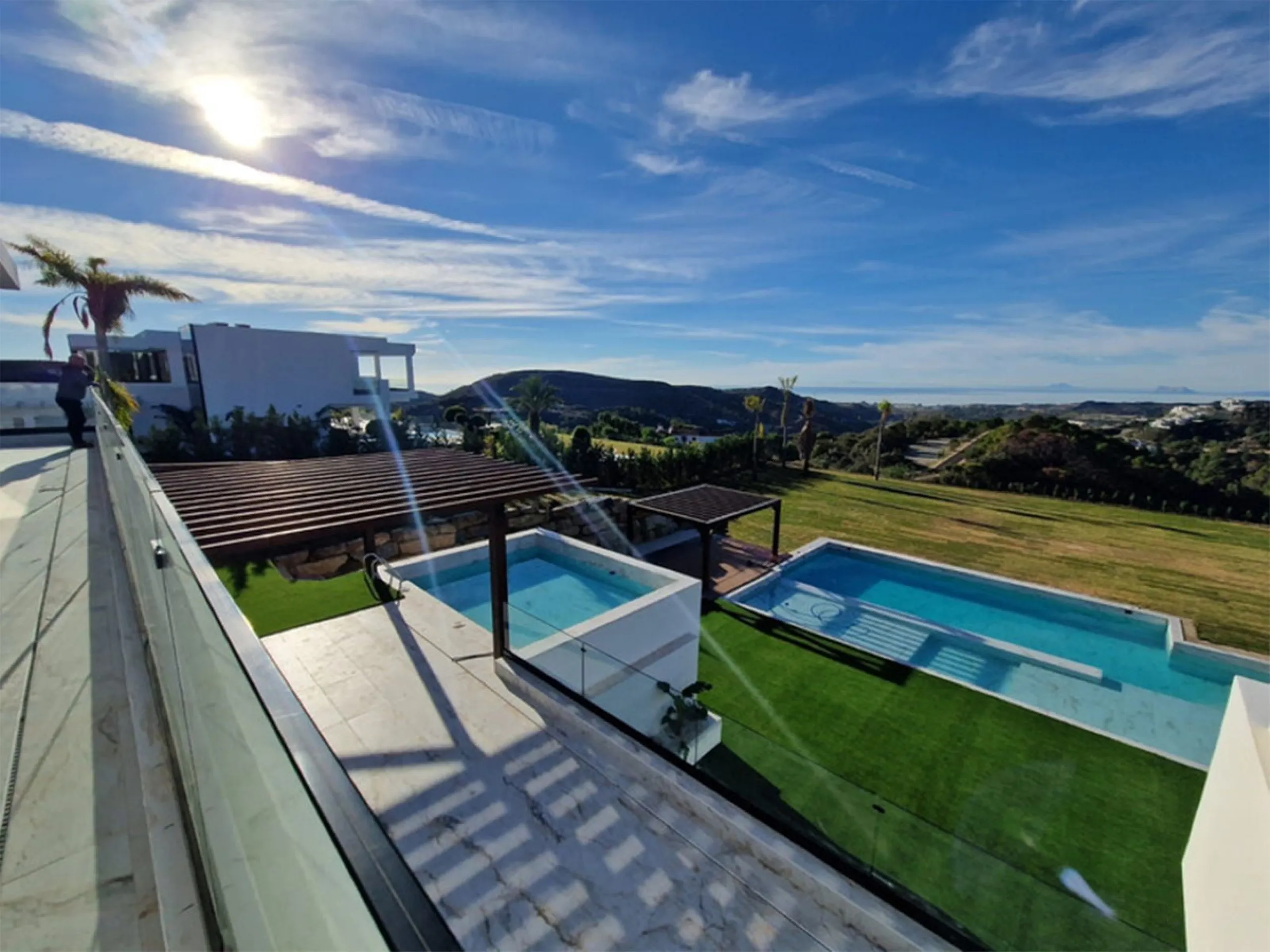 House - Detached Villa в продаже в Benahavís, Málaga. В доме 5 спален и 6 ванных комнат. Площадь дома 1174 м². Площадь участка 4681 м²