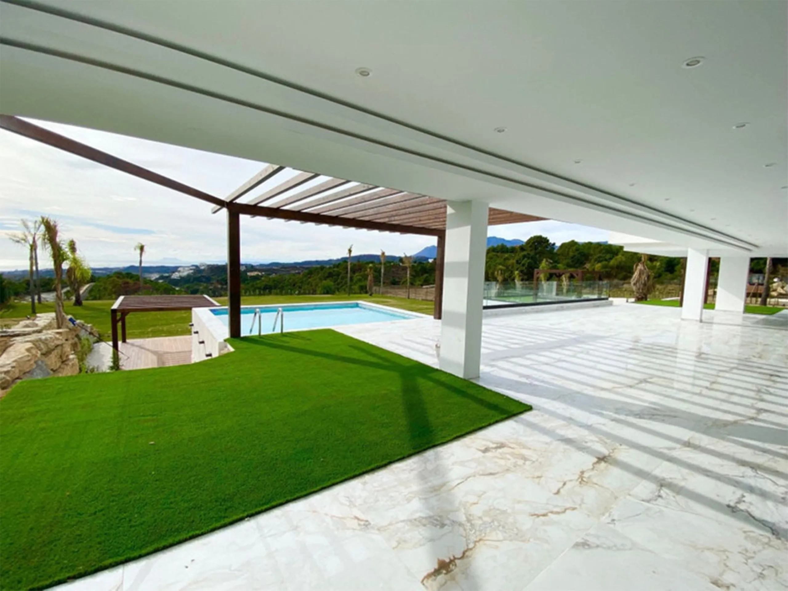 House - Detached Villa в продаже в Benahavís, Málaga. В доме 5 спален и 6 ванных комнат. Площадь дома 1174 м². Площадь участка 4681 м²