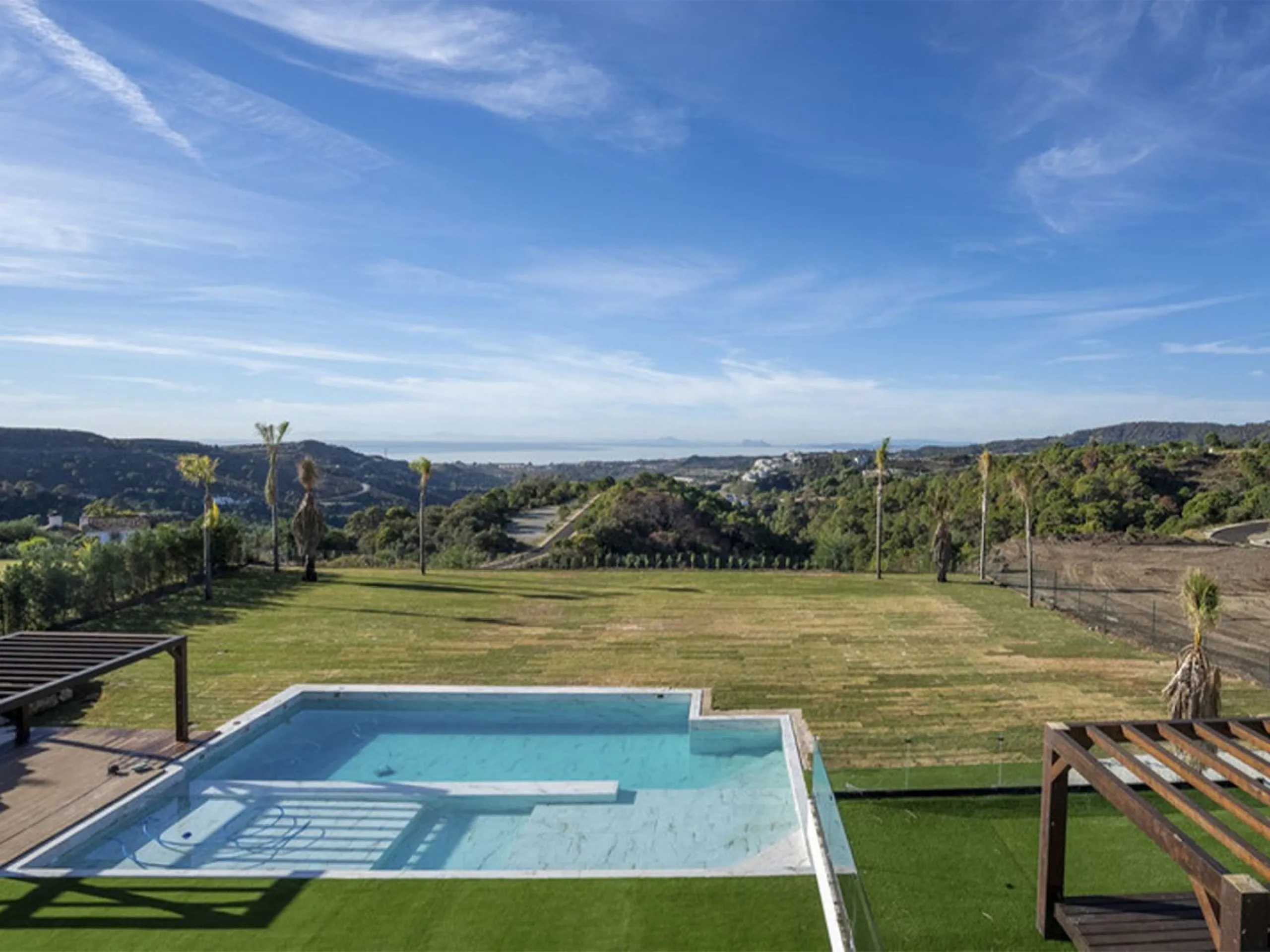 House - Detached Villa в продаже в Benahavís, Málaga. В доме 5 спален и 6 ванных комнат. Площадь дома 1174 м². Площадь участка 4681 м²