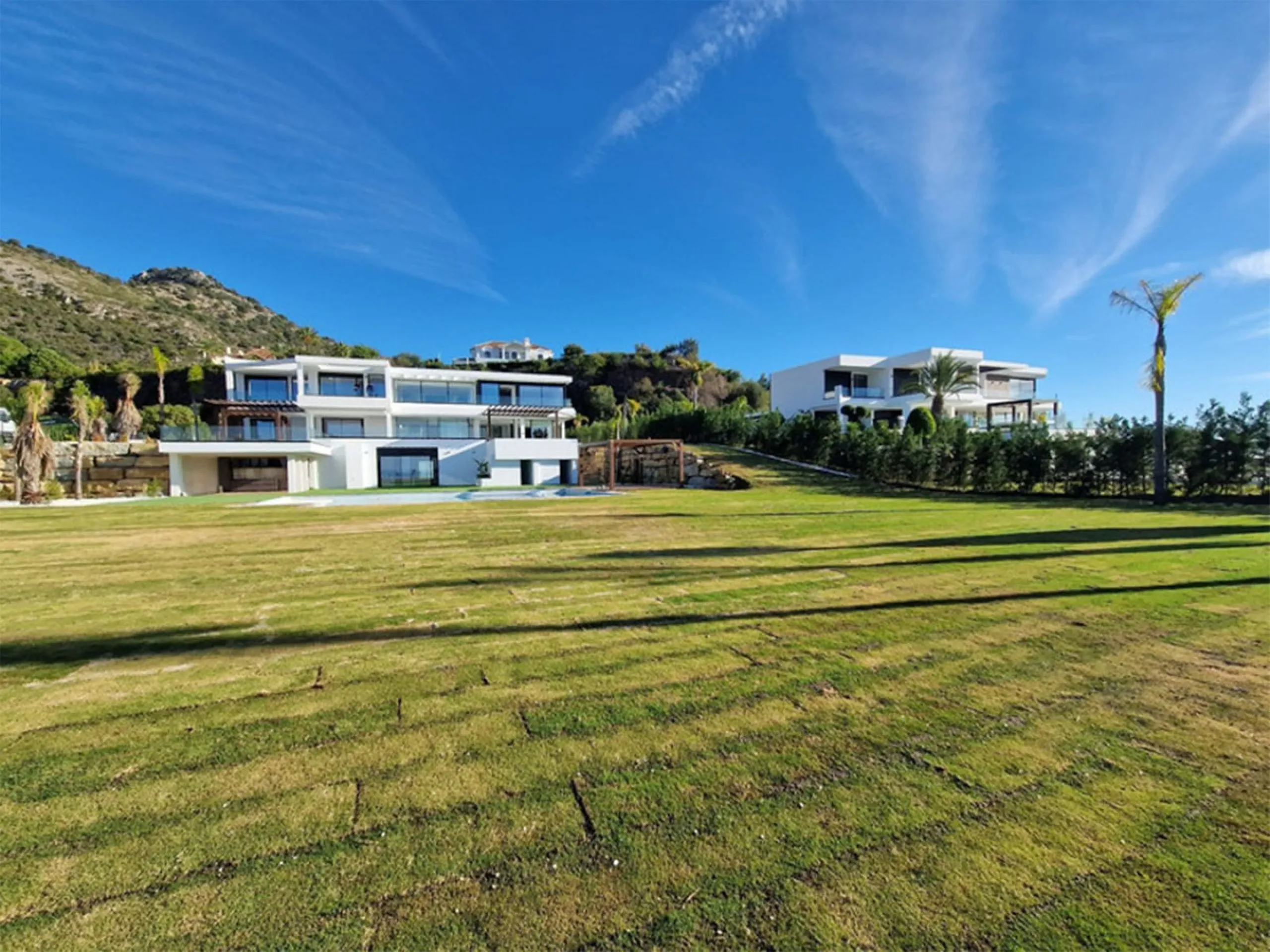 House - Detached Villa в продаже в Benahavís, Málaga. В доме 5 спален и 6 ванных комнат. Площадь дома 1174 м². Площадь участка 4681 м²