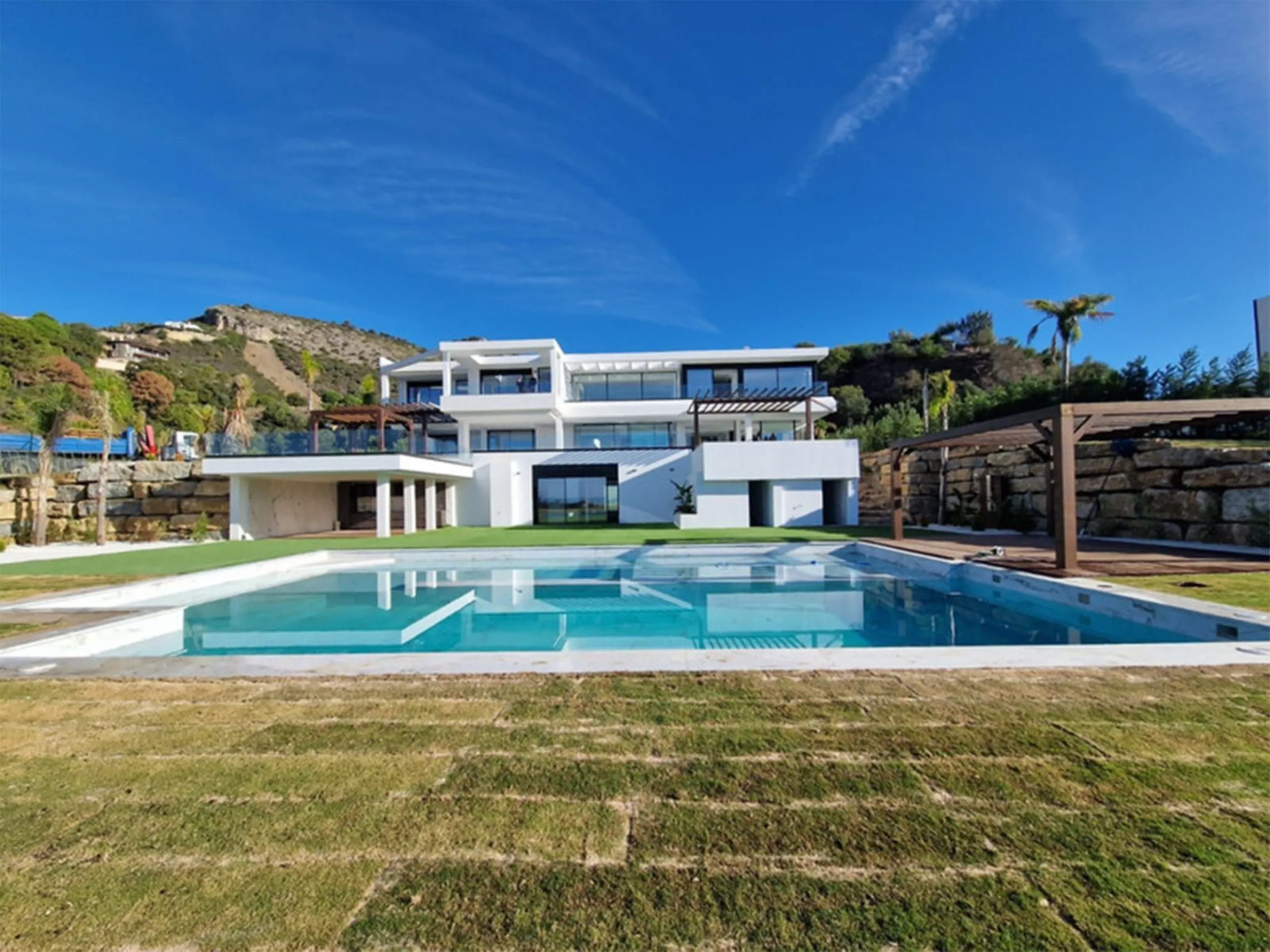 House - Detached Villa в продаже в Benahavís, Málaga. В доме 5 спален и 6 ванных комнат. Площадь дома 1174 м². Площадь участка 4681 м²