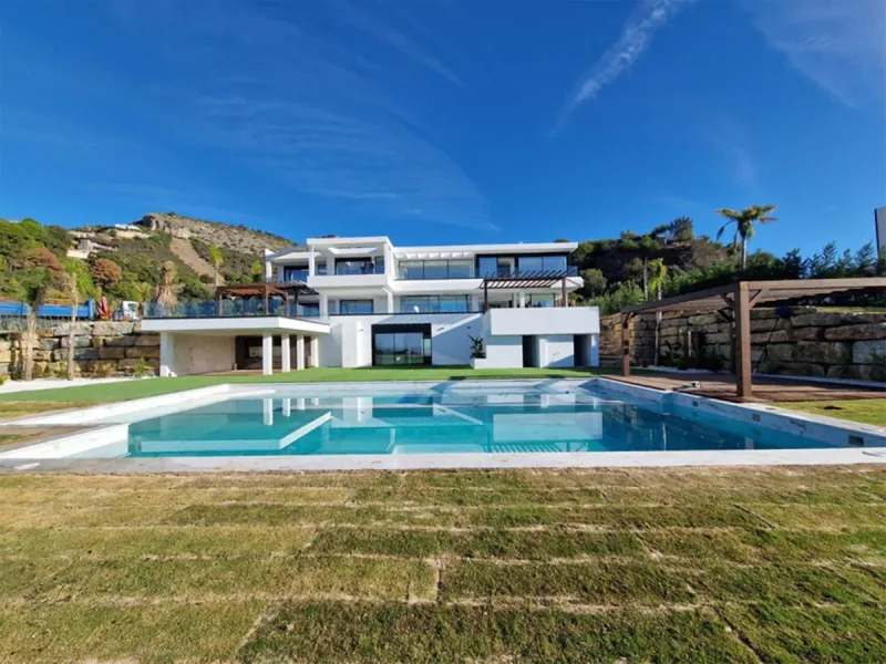 House - Detached Villa в продаже в Benahavís, Málaga. В доме 5 спален и 6 ванных комнат. Площадь дома 1174 м². Площадь участка 4681 м²