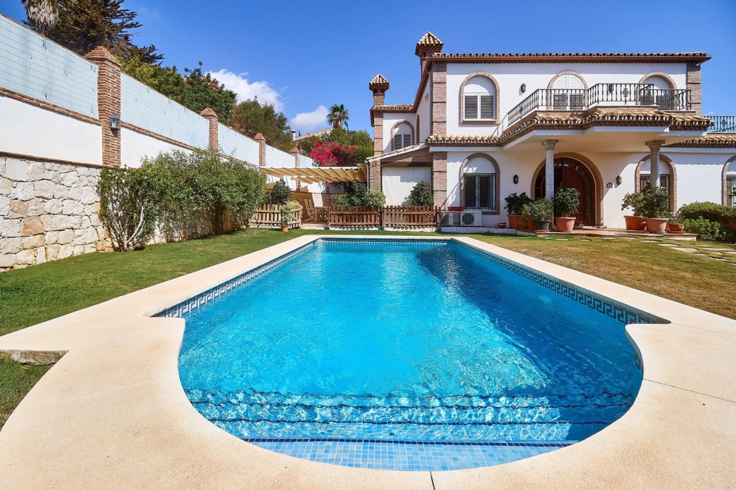 Discover this exceptional detached villa located in the desirable Carretera de Mijas area. With a generous build size of 483 m2 and set on an expansive plot of 833 m2, this property is just a short walk (2500 meters) to the stunning beach. The home featur