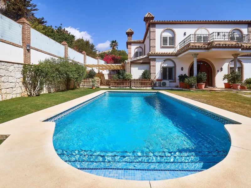 Discover this exceptional detached villa located in the desirable Carretera de Mijas area. With a generous build size of 483 m2 and set on an expansive plot of 833 m2, this property is just a short walk (2500 meters) to the stunning beach. The home featur