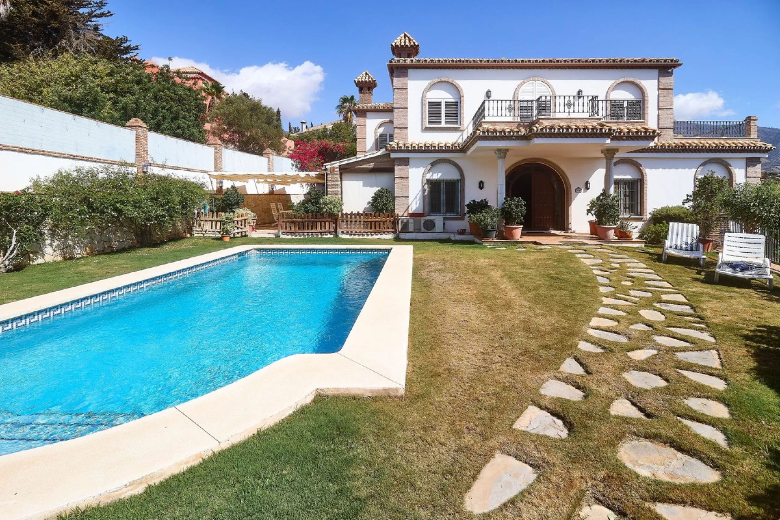 Discover this exceptional detached villa located in the desirable Carretera de Mijas area. With a generous build size of 483 m2 and set on an expansive plot of 833 m2, this property is just a short walk (2500 meters) to the stunning beach. The home featur