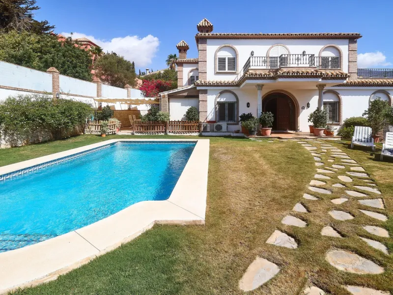 Discover this exceptional detached villa located in the desirable Carretera de Mijas area. With a generous build size of 483 m2 and set on an expansive plot of 833 m2, this property is just a short walk (2500 meters) to the stunning beach. The home featur