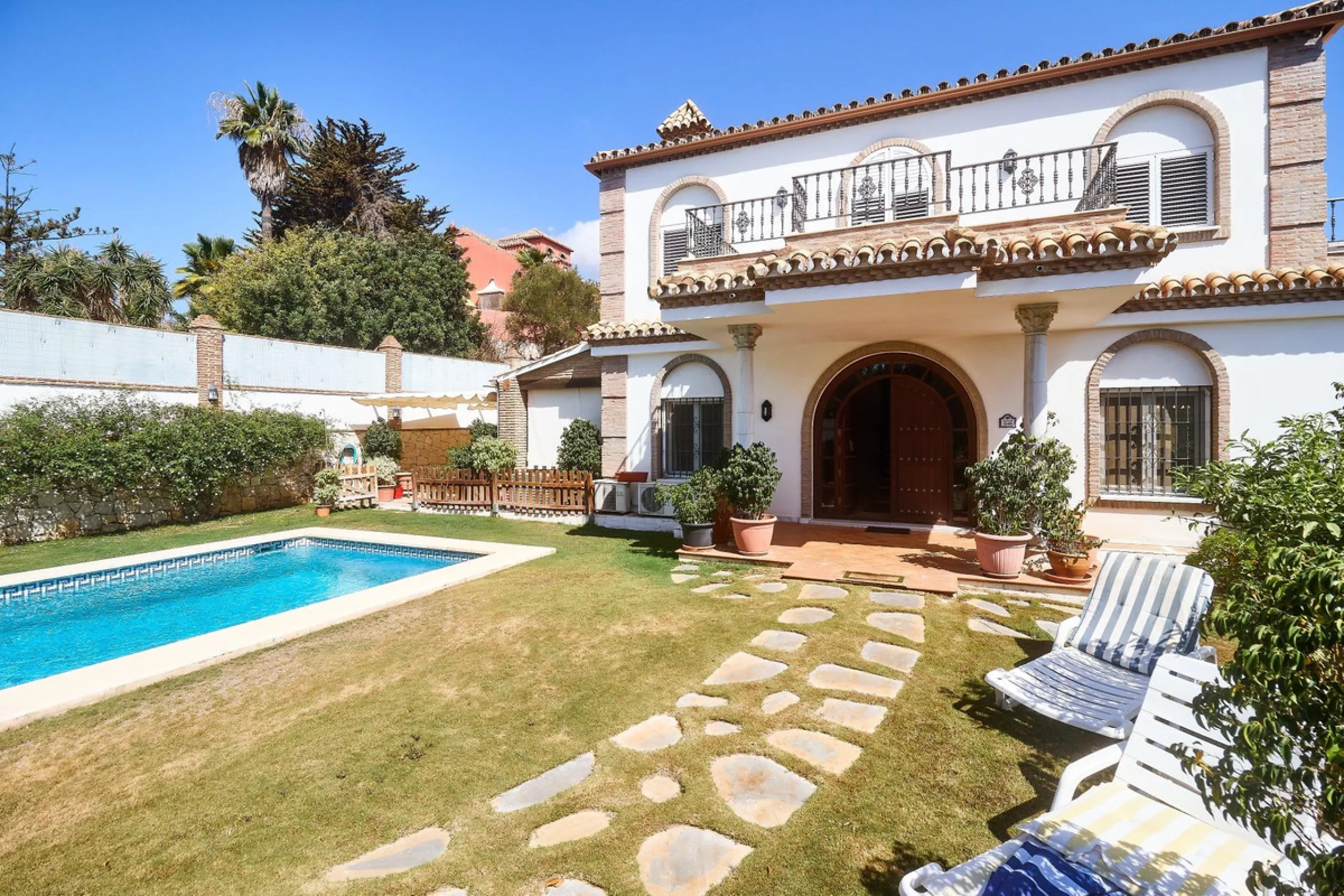 Discover this exceptional detached villa located in the desirable Carretera de Mijas area. With a generous build size of 483 m2 and set on an expansive plot of 833 m2, this property is just a short walk (2500 meters) to the stunning beach. The home featur