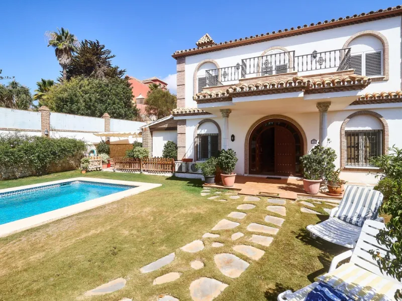 Discover this exceptional detached villa located in the desirable Carretera de Mijas area. With a generous build size of 483 m2 and set on an expansive plot of 833 m2, this property is just a short walk (2500 meters) to the stunning beach. The home featur