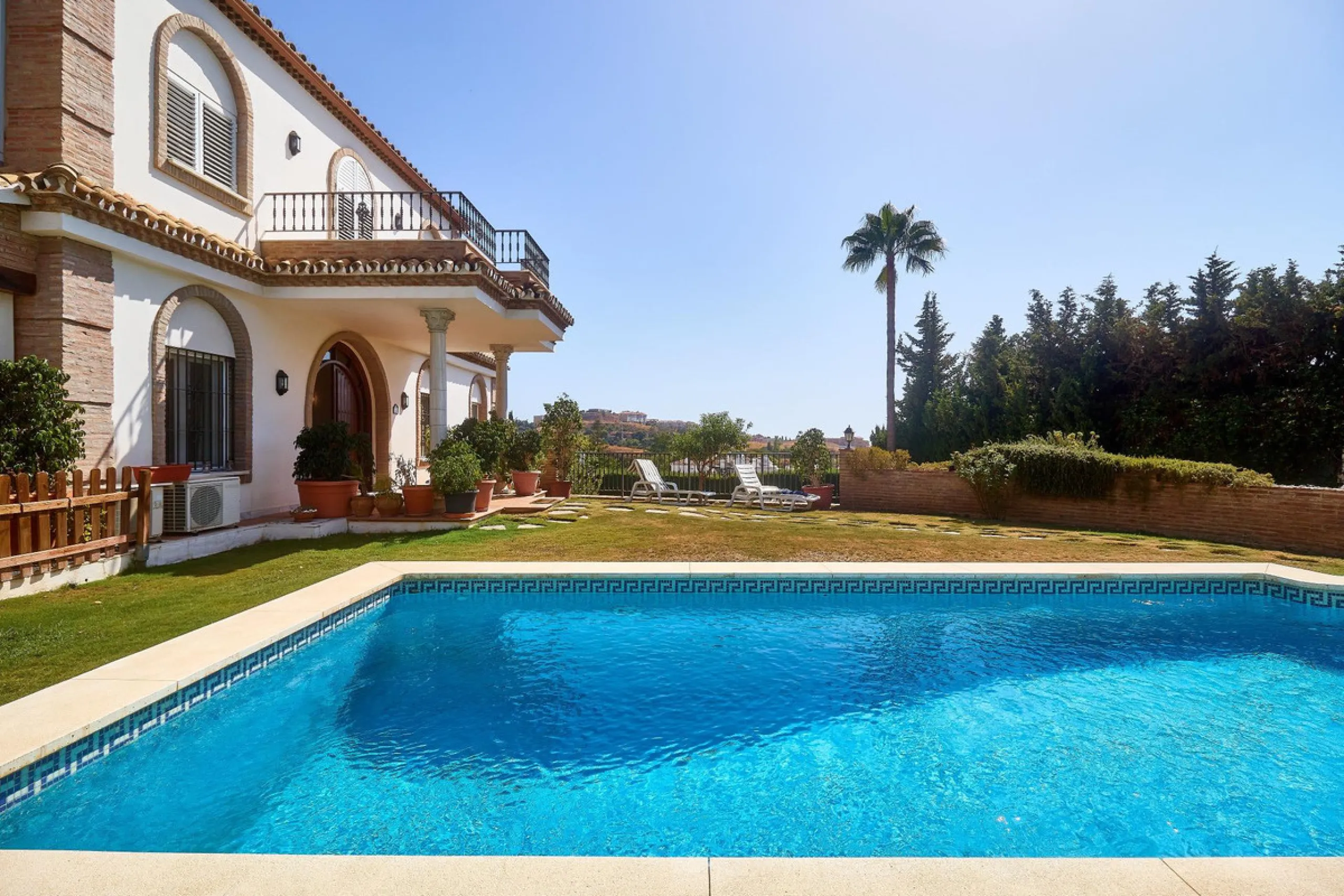 Discover this exceptional detached villa located in the desirable Carretera de Mijas area. With a generous build size of 483 m2 and set on an expansive plot of 833 m2, this property is just a short walk (2500 meters) to the stunning beach. The home featur