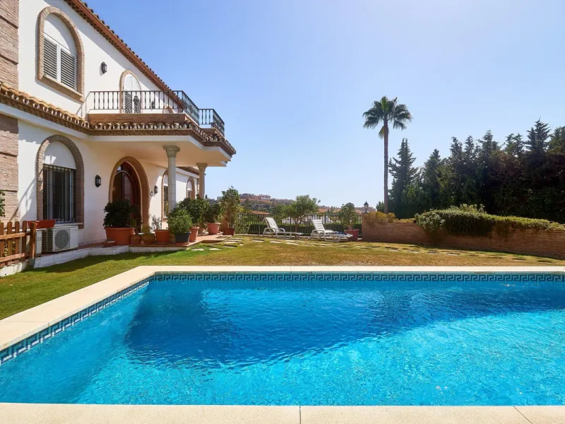 Discover this exceptional detached villa located in the desirable Carretera de Mijas area. With a generous build size of 483 m2 and set on an expansive plot of 833 m2, this property is just a short walk (2500 meters) to the stunning beach. The home featur