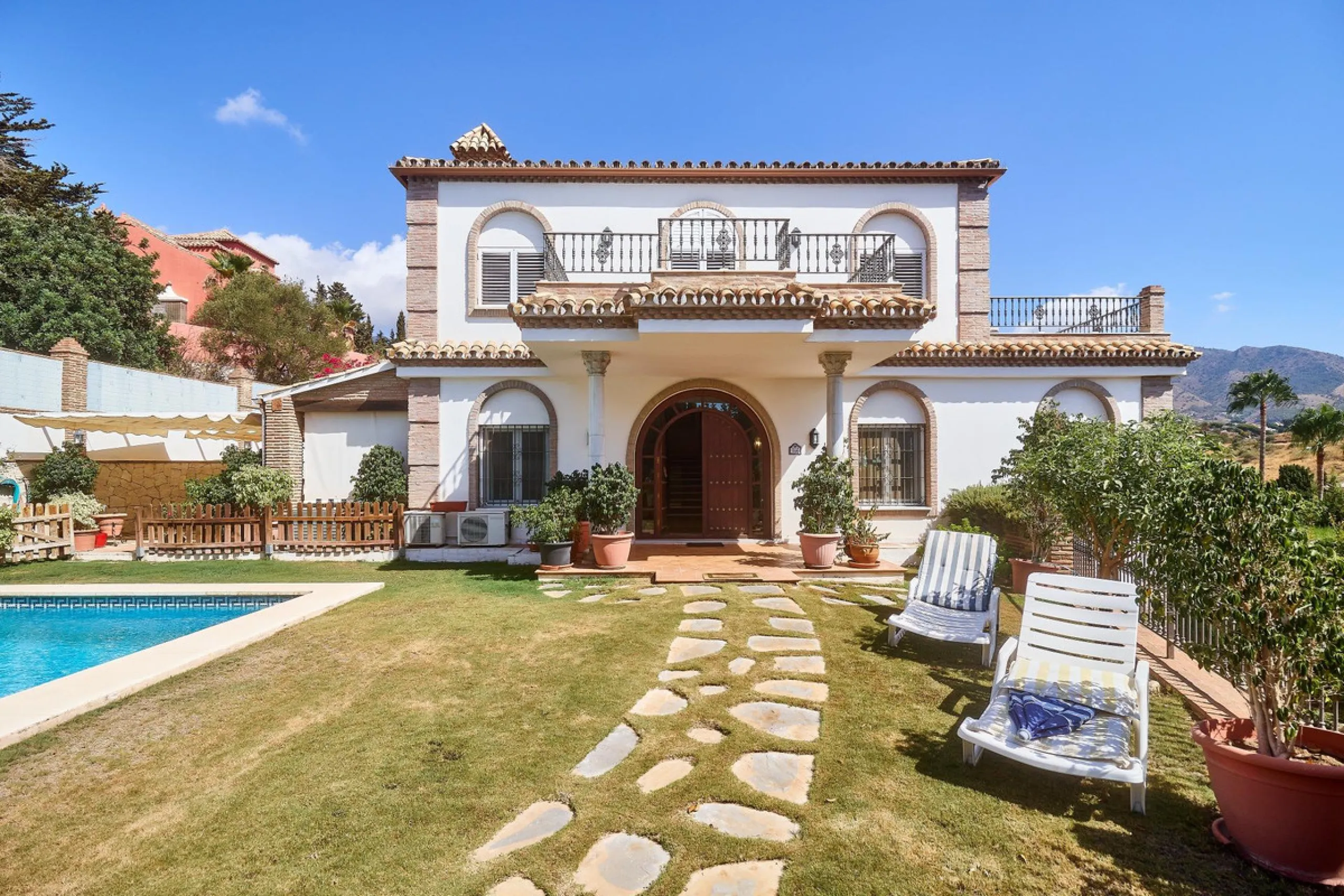 Discover this exceptional detached villa located in the desirable Carretera de Mijas area. With a generous build size of 483 m2 and set on an expansive plot of 833 m2, this property is just a short walk (2500 meters) to the stunning beach. The home featur