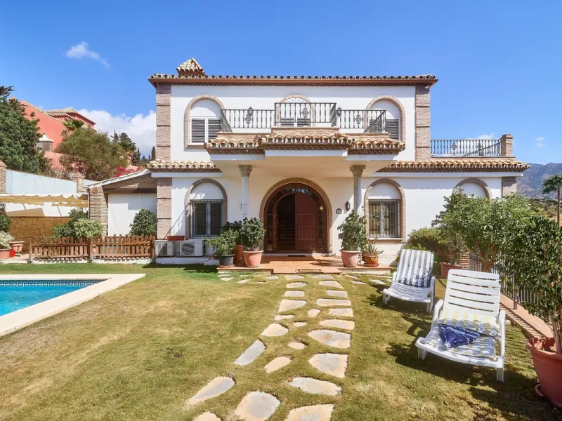 Discover this exceptional detached villa located in the desirable Carretera de Mijas area. With a generous build size of 483 m2 and set on an expansive plot of 833 m2, this property is just a short walk (2500 meters) to the stunning beach. The home featur