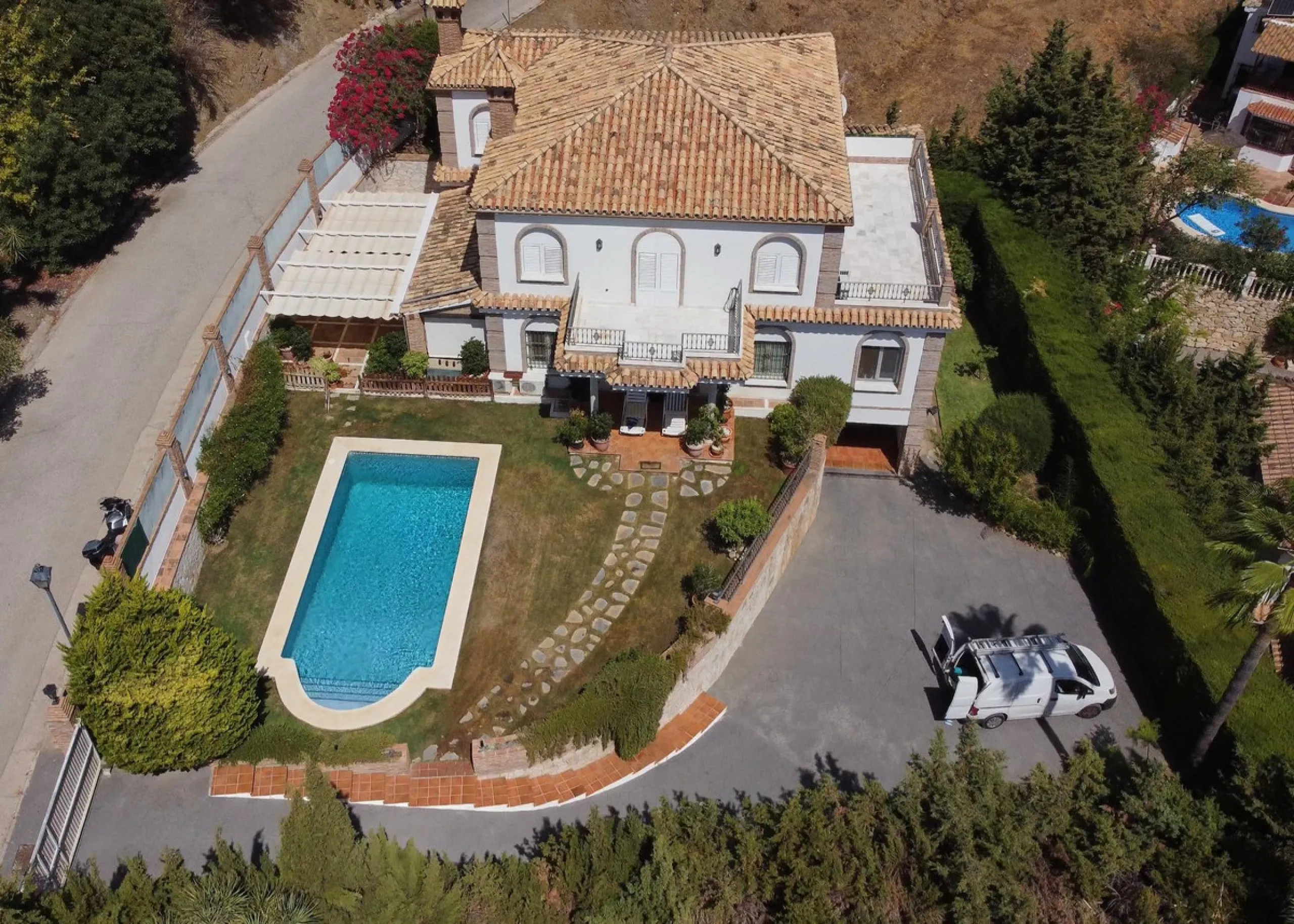 Discover this exceptional detached villa located in the desirable Carretera de Mijas area. With a generous build size of 483 m2 and set on an expansive plot of 833 m2, this property is just a short walk (2500 meters) to the stunning beach. The home featur