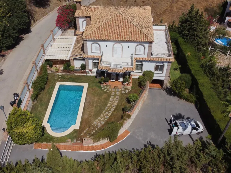 Discover this exceptional detached villa located in the desirable Carretera de Mijas area. With a generous build size of 483 m2 and set on an expansive plot of 833 m2, this property is just a short walk (2500 meters) to the stunning beach. The home featur